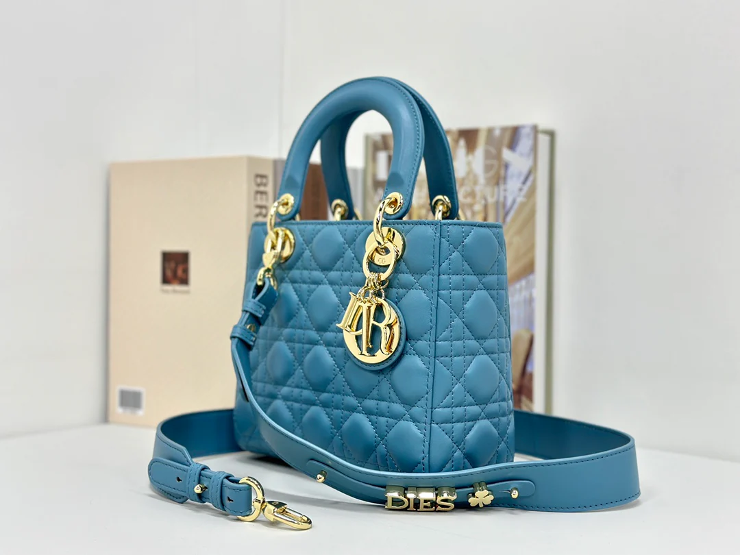 Коллекция Dior Lady - Кожа синего цвета