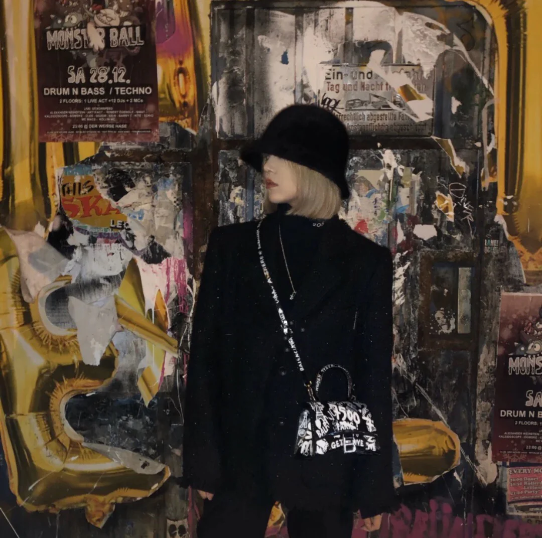 Сумка Balenciaga Hourglass - черная с рисунком под крокодиловую кожу