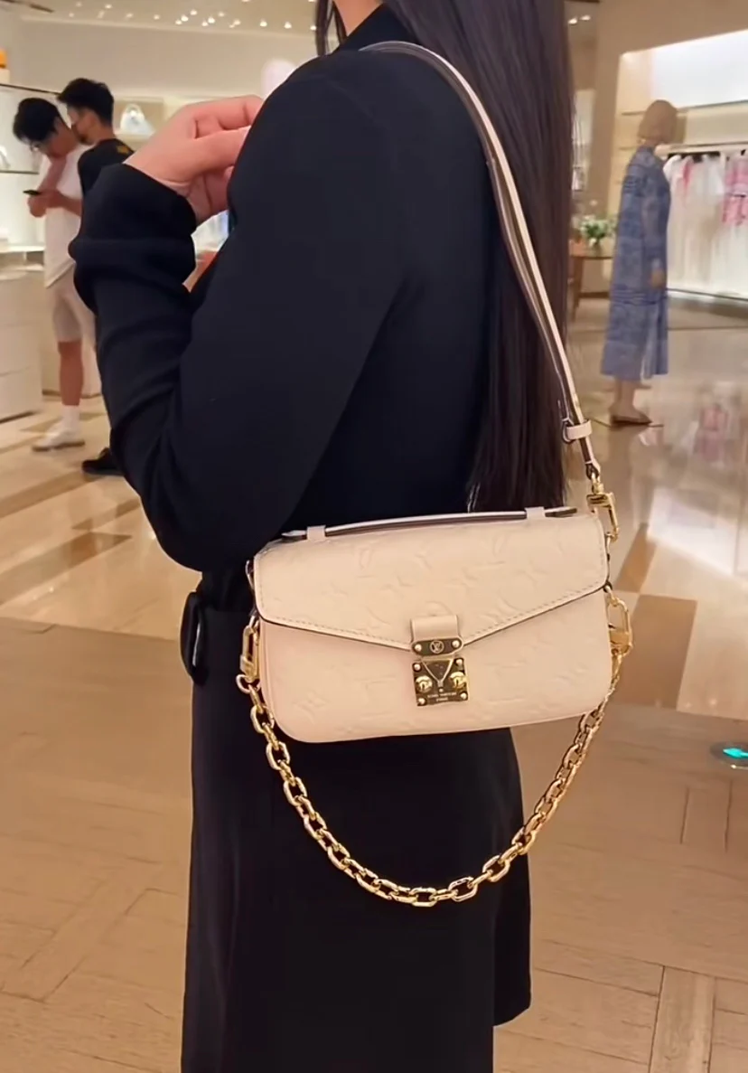 m46595-LV-pochette-metis-east-west-white