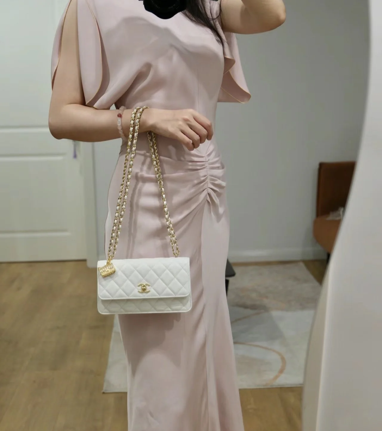 Коллекция Chanel Весна/Лето 2023 - Подвесной телефон-гармошка - WOC - Кожа с зернистой текстурой ?Личи? - 196nk4