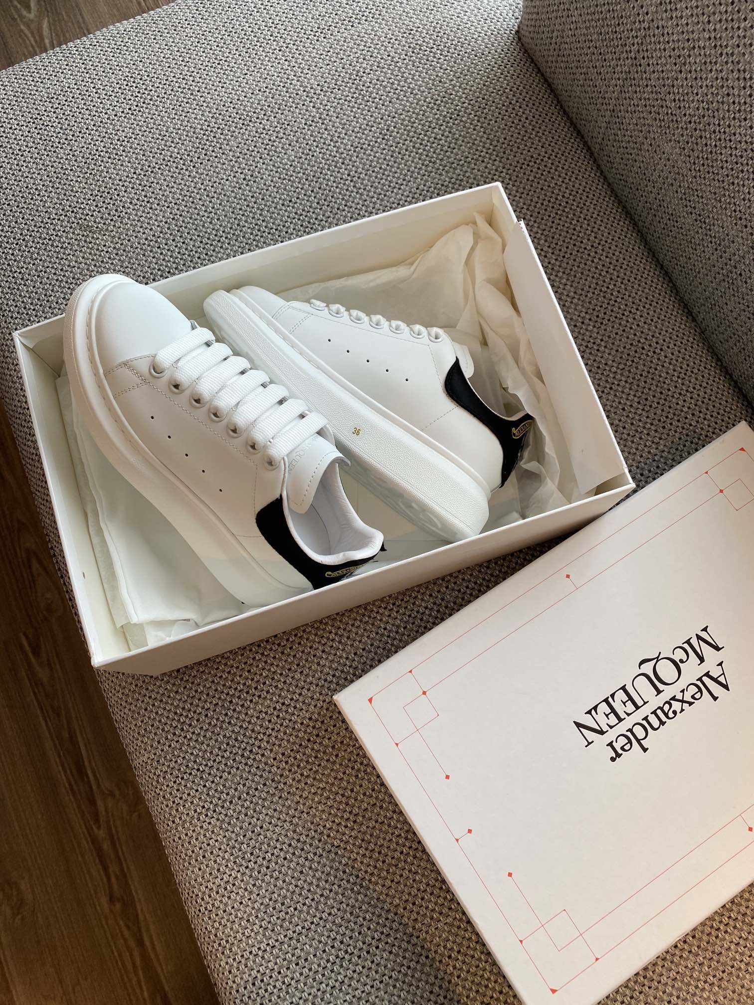 Классические белые кроссовки McQueen с дизайном ?Череп и сердце?.