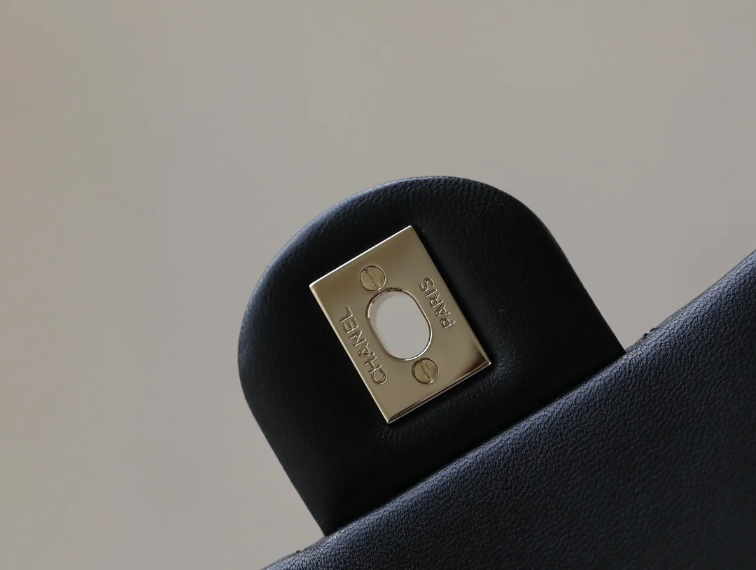 Новые поступления коллекции Chanel весна/лето 2023 - Футбольная серия - Сумка CF