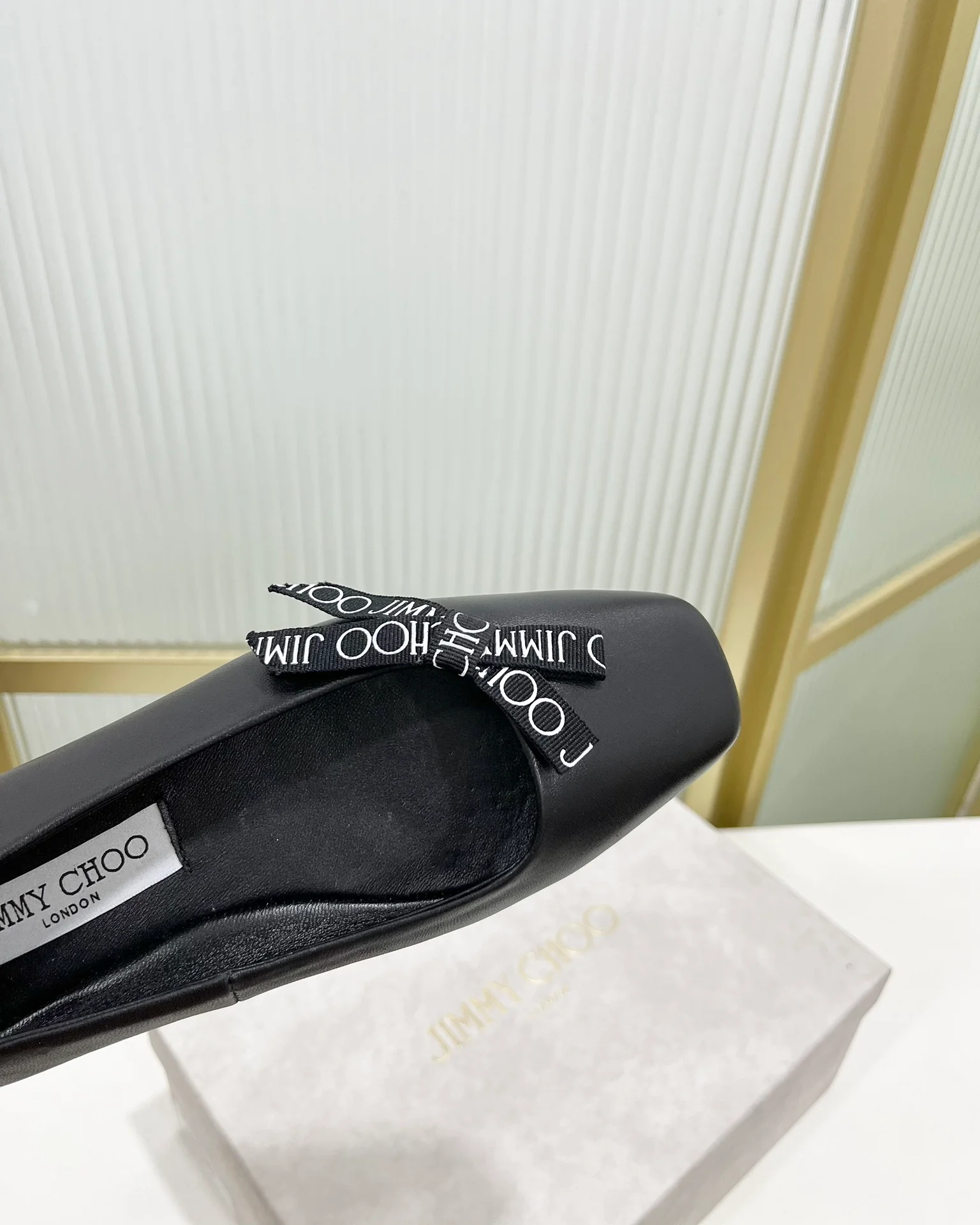 Jimmy - Новинка 2023 года - Туфли-балетки с квадратным носком и принтом из тесьмы - Черные