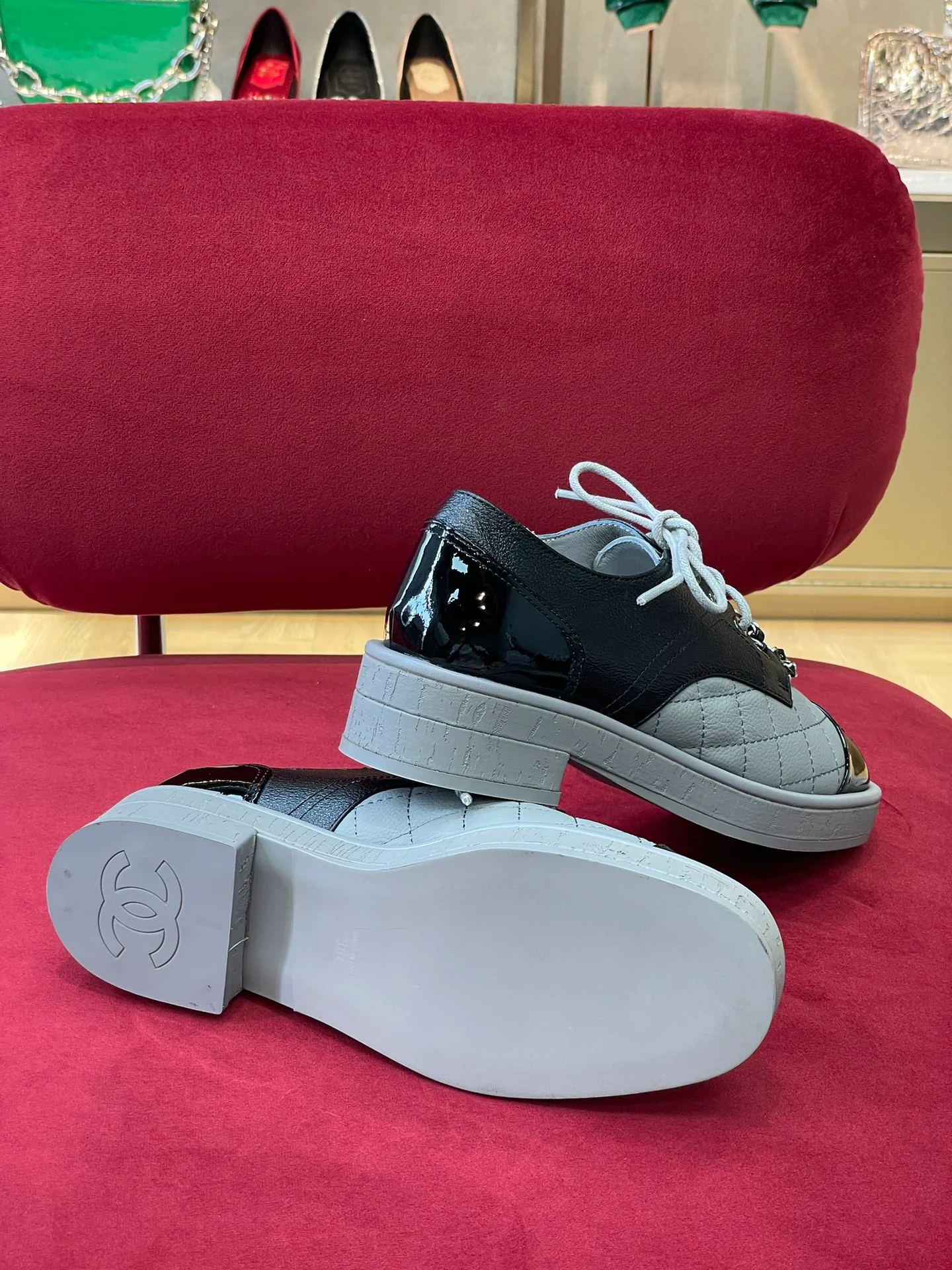 Новинка сезона осень/зима 2022 от Chanel - Кожаные туфли с цепочкой и узором ?личи? - Серые/Черные