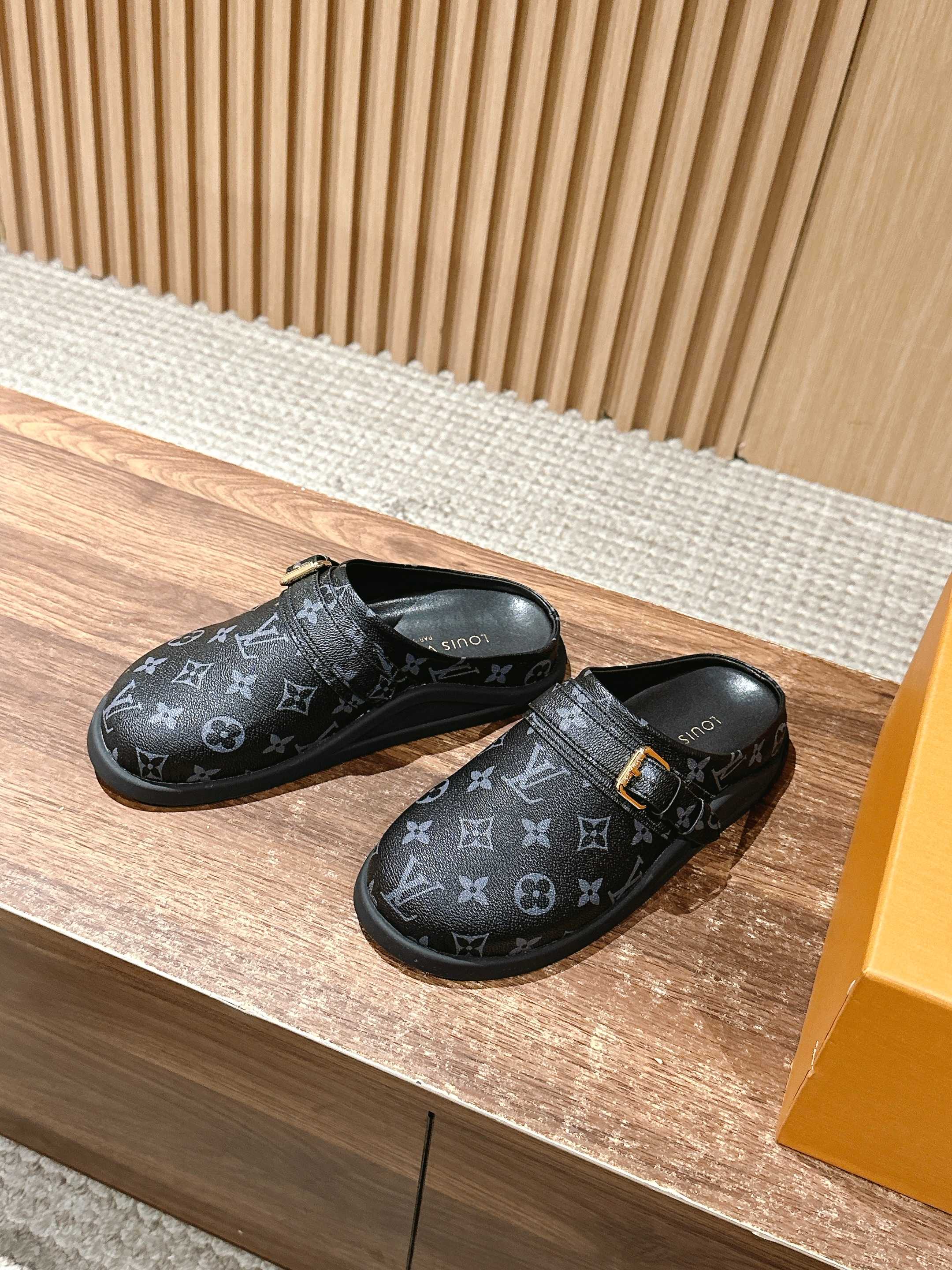 Новинка LV 2025 - Обувь Birkenstock - Монограммный узор - Черный