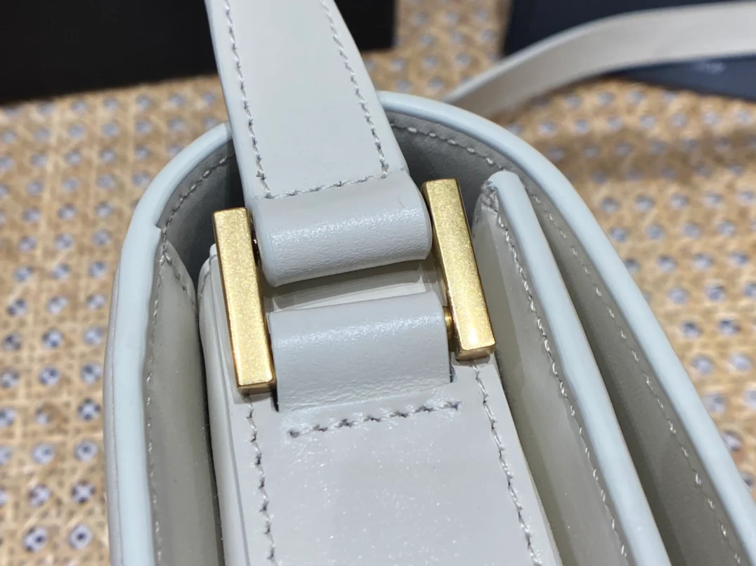 Сумка YSL Solferino Tofu Bag - белая - 18 см - На фото: На мне