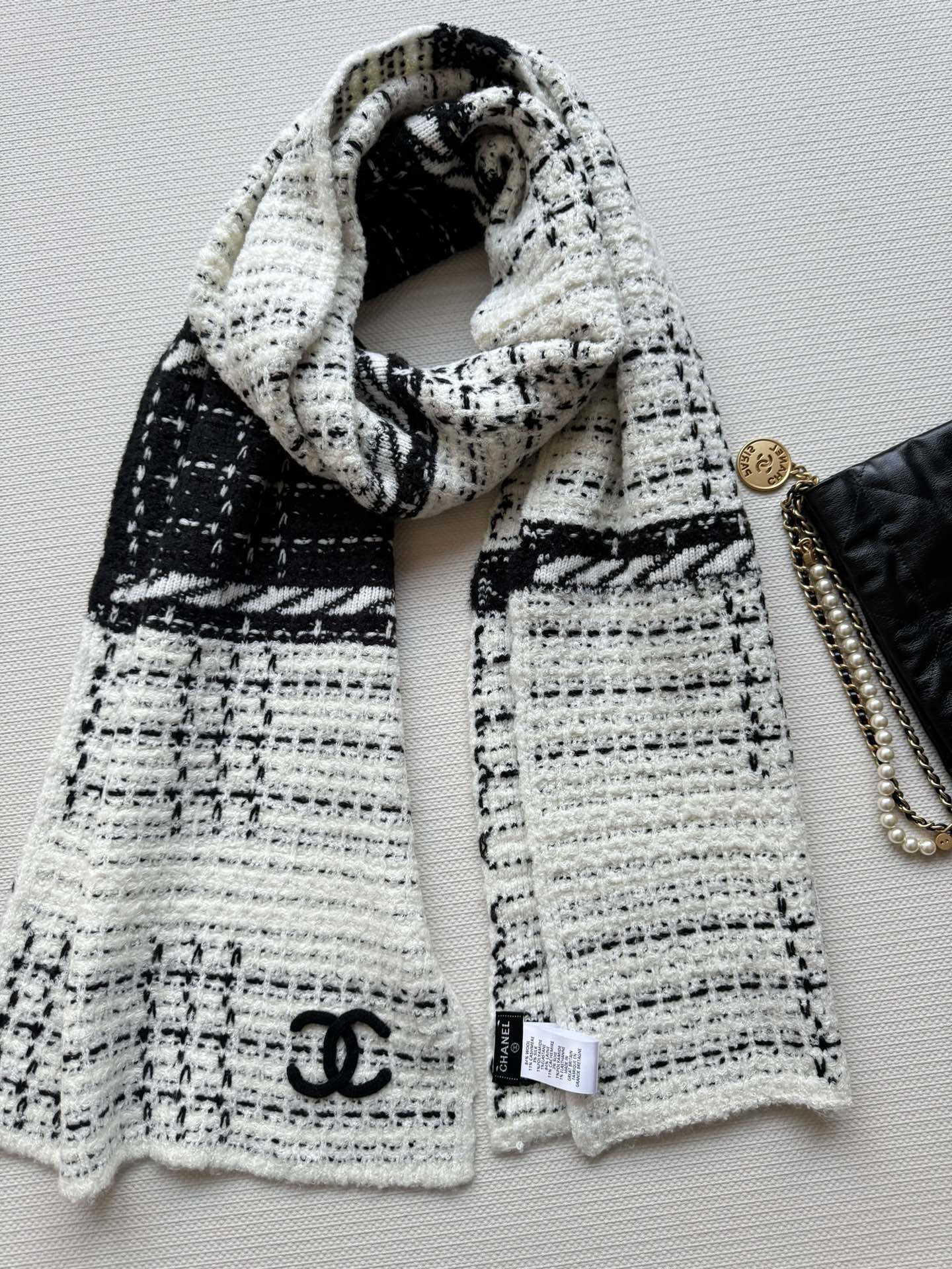 Вязаный полосатый шарф Chanel 2024 — белый