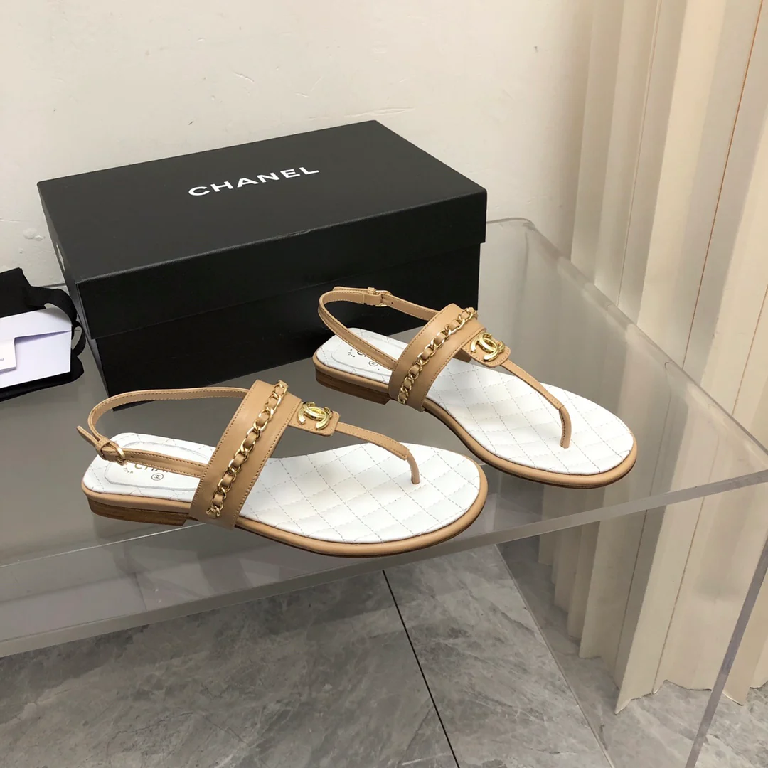 Новинка сезона весна/лето 2023 от Chanel - Классические сандалии с цепочкой и Т-образным ремешком - Белый/Абрикосовый