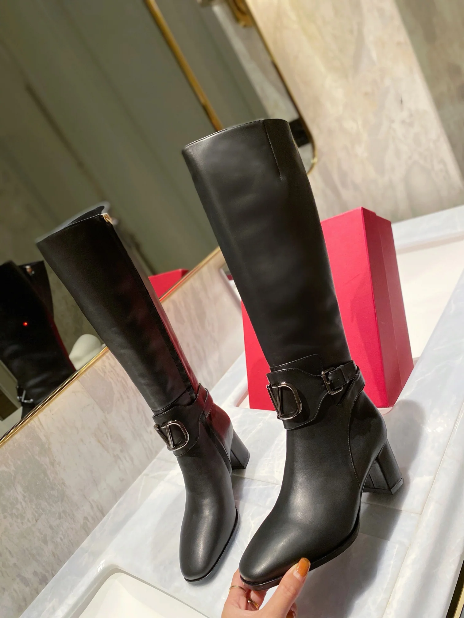 Новинка сезона осень/зима 2022 от Valentino - сапоги из натуральной кожи.