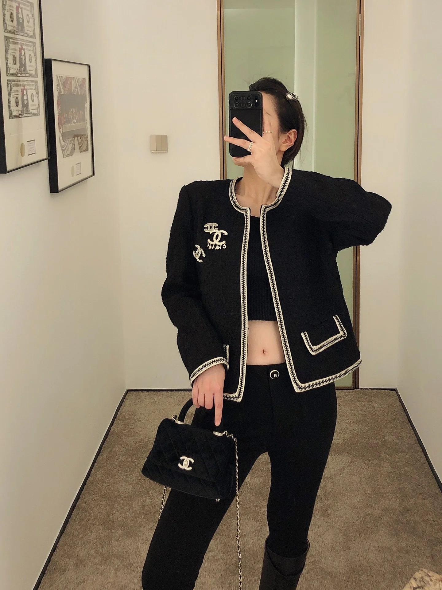 Мини-сумка Chanel Coco Handle из черного бархата с бриллиантовой пряжкой