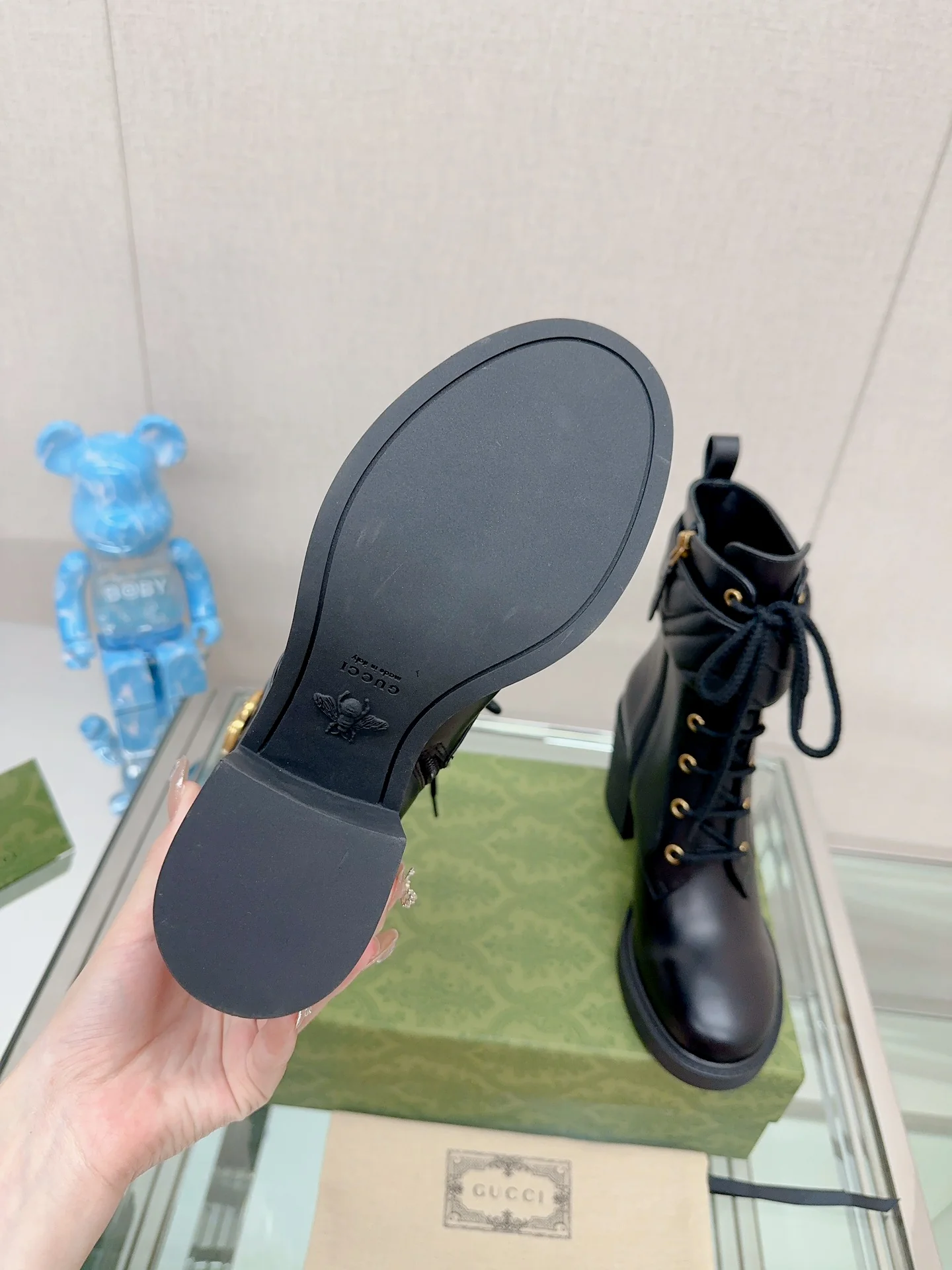 Новинка 2023 года от Gucci - Ботильоны на высоком каблуке с пряжкой и шнуровкой в ??виде буквы G - Черные