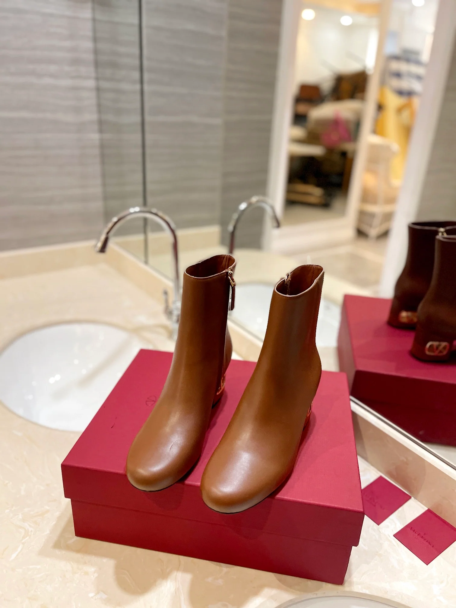 Новинка сезона осень/зима 2023 от Valentino - Ботильоны на массивном каблуке - Застежка-молния сбоку - Цвет: Кофейный