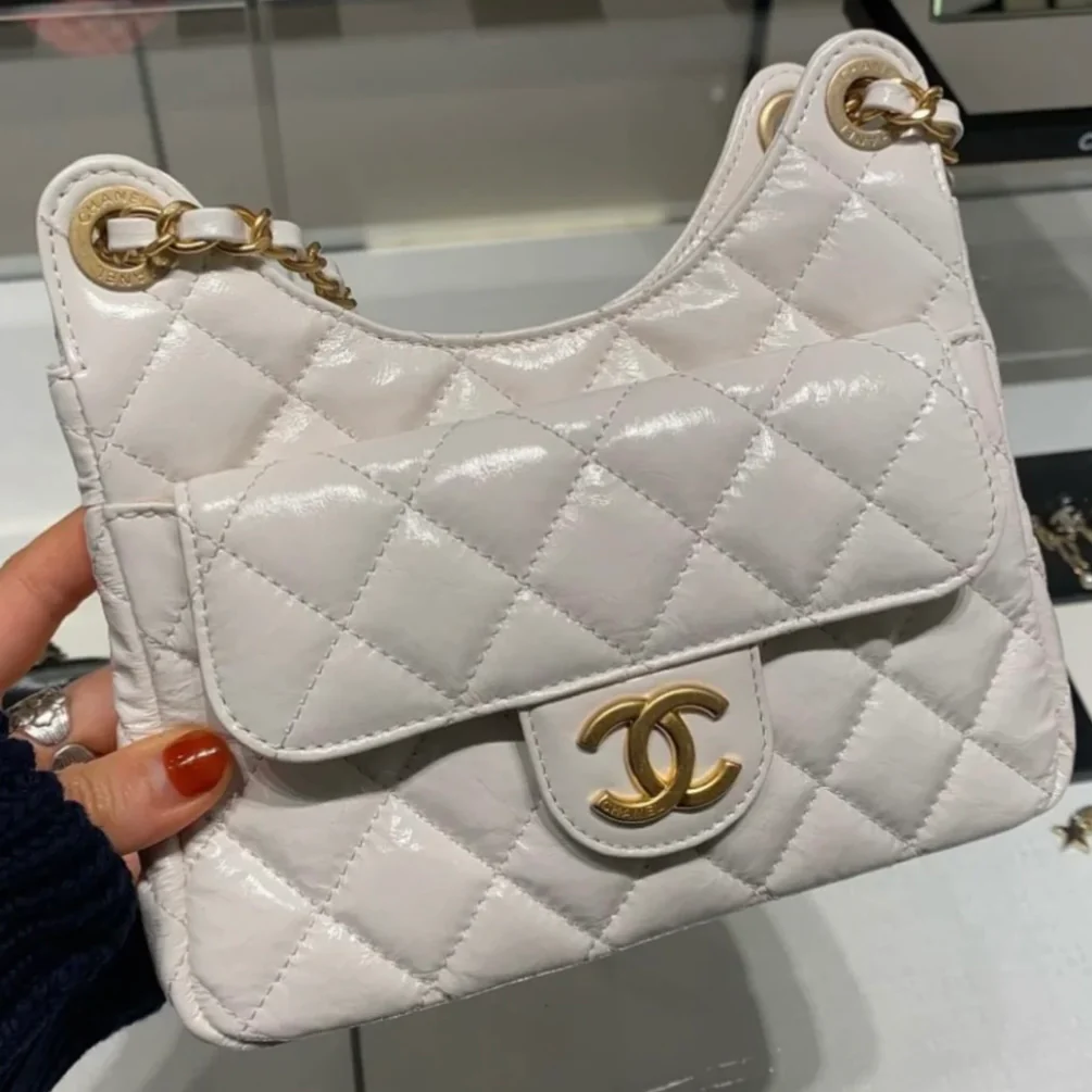 Коллекция Chanel ?Ранняя весна 2023? — сумка-хобо в стиле хиппи — маленькая — белая — 1 шт.