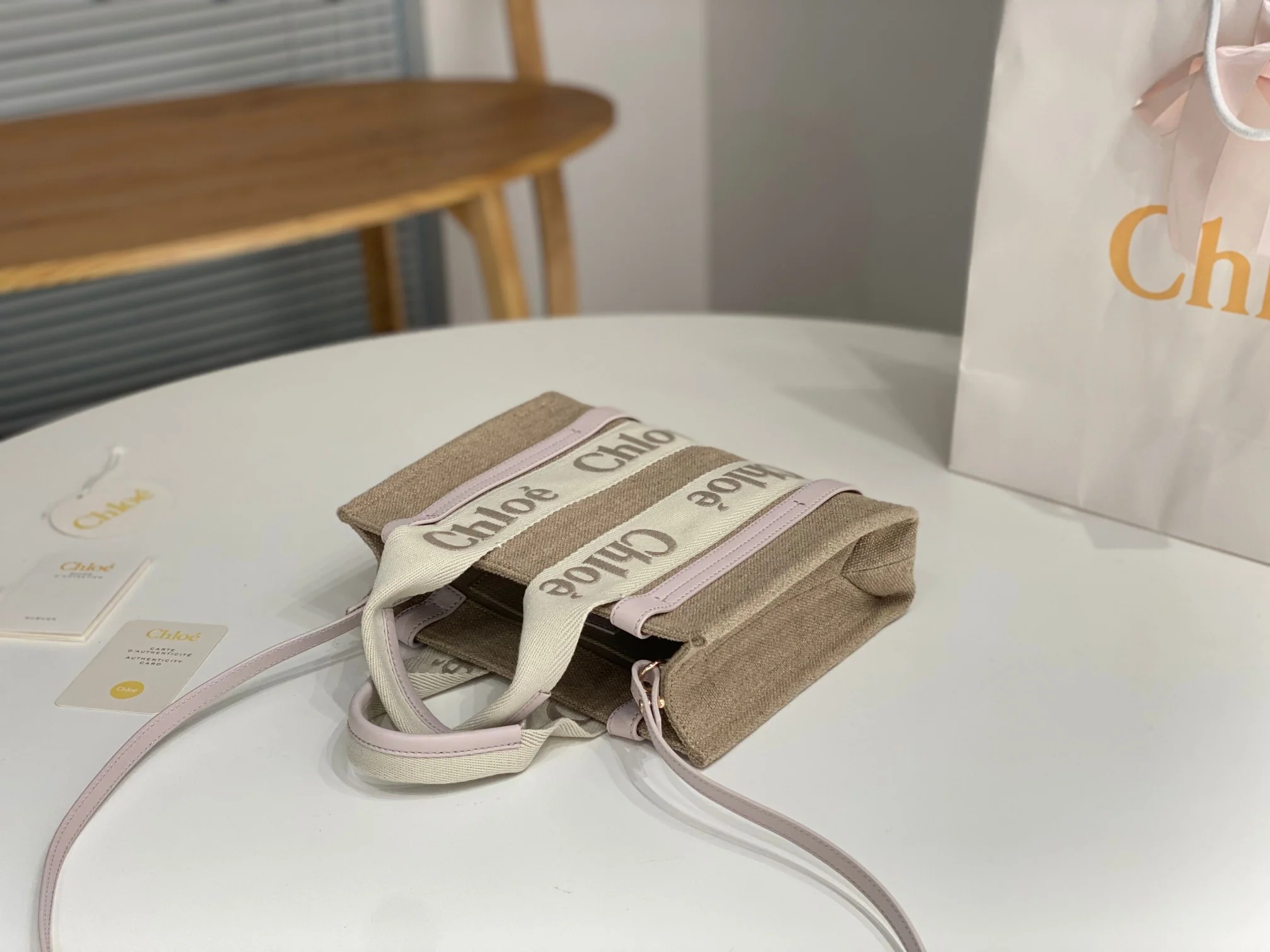 Новинка весны 2023 года от Chloe - Сумка-тоут Woody - Кремово-розовая - Маленькая - 1