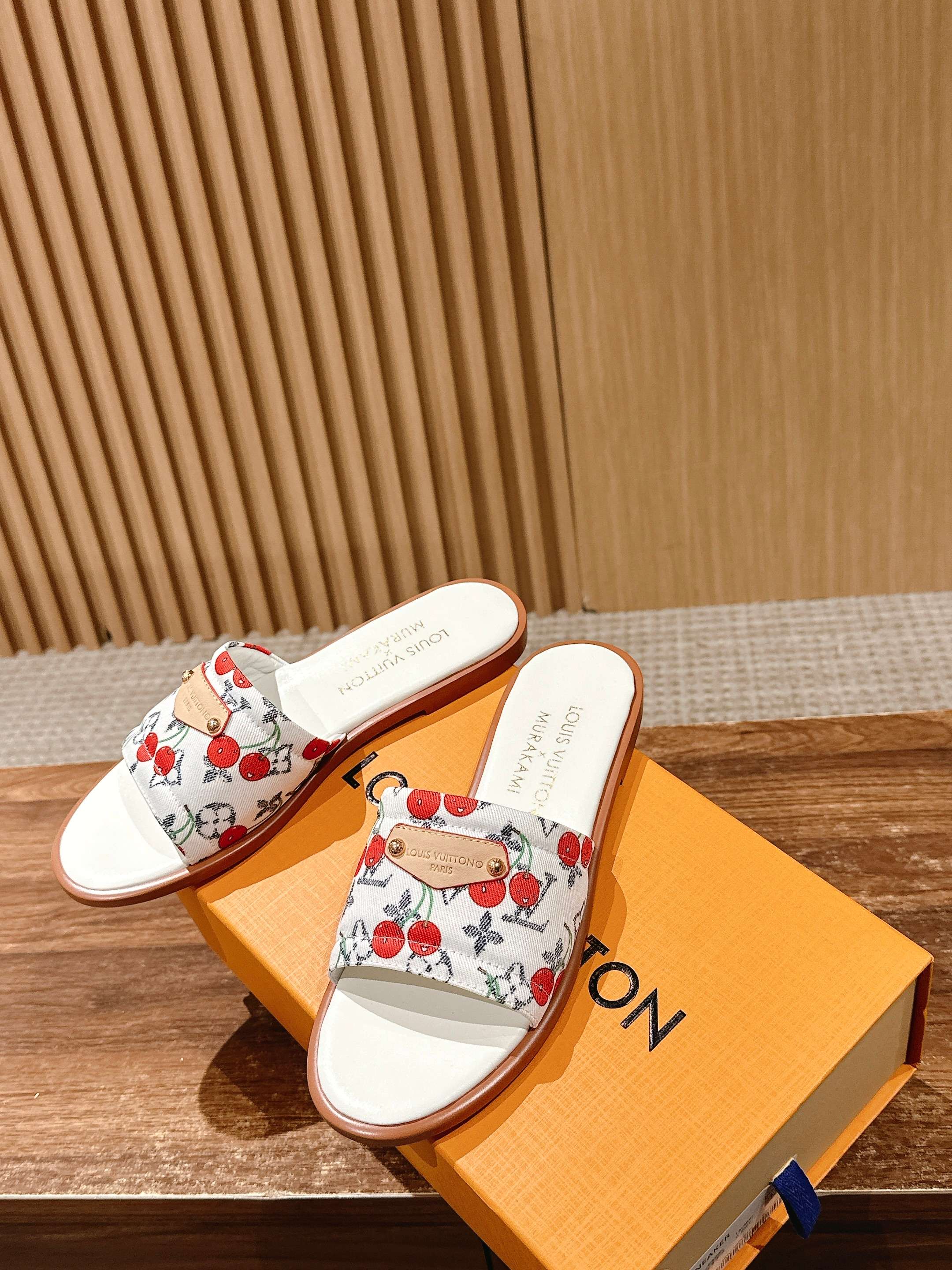 LV - Сандалии на плоской подошве из ретро-серии Такаши Мураками - Белые