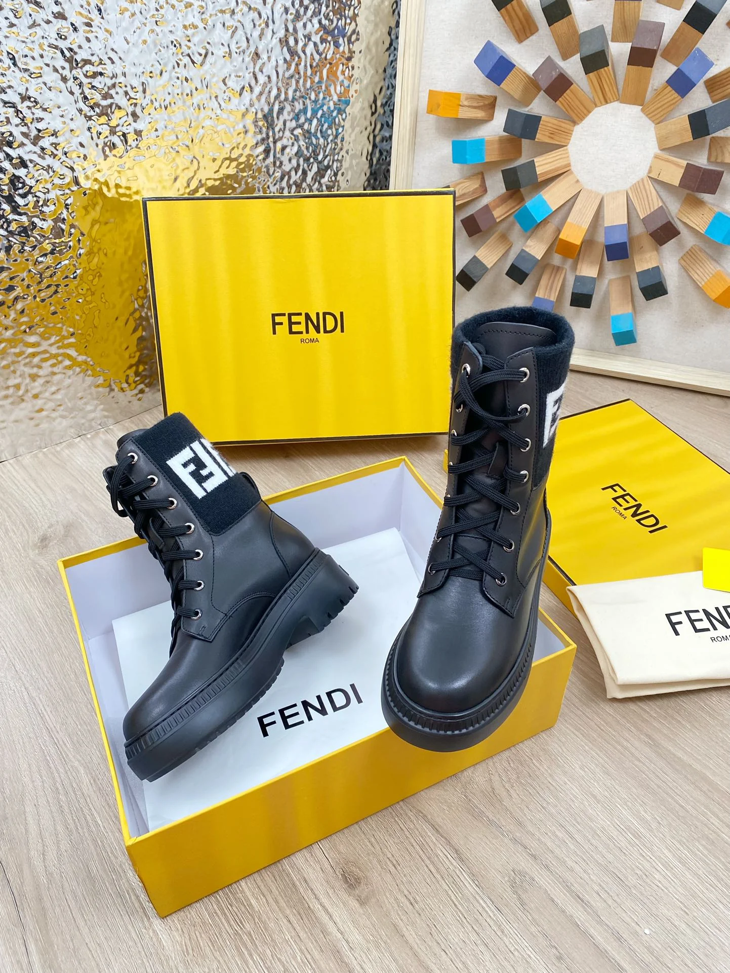 Новинка осени 2023 года от Fendi - Ботинки Dr. Martens средней высоты - Черные - 1