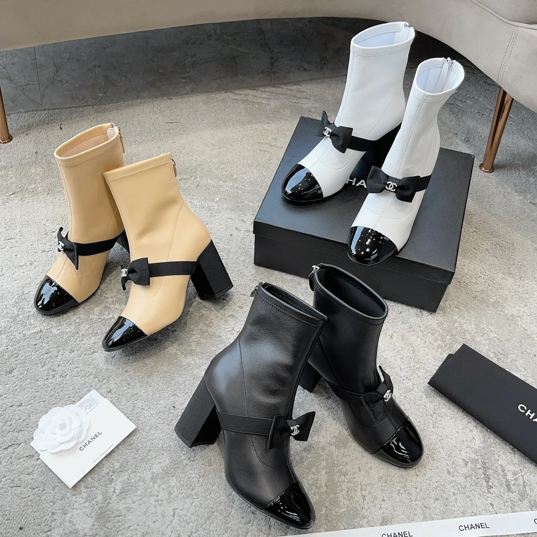 Новинка из коллекции Chanel Pre-Fall 2023 — образ с парижского подиума — ботильоны с бантом — белые.