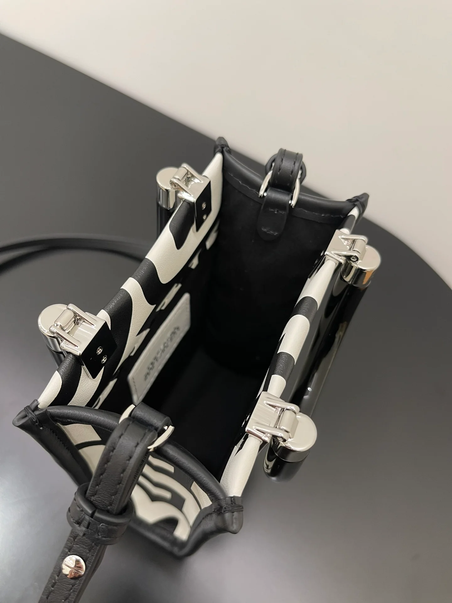 Сумка-тоут Fendi Sunshine — мини — черно-белая коллаборация