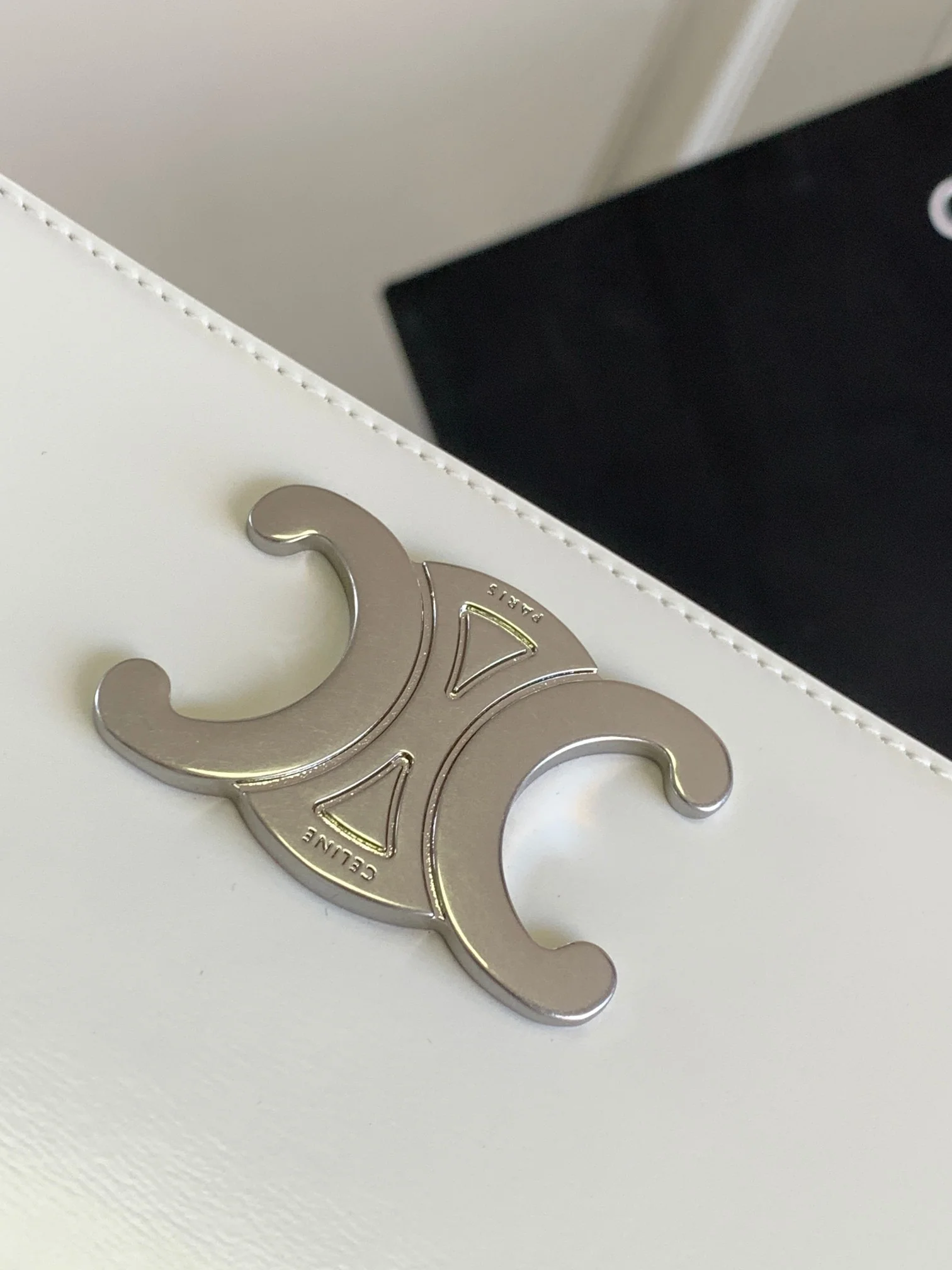 Сумка Celine Triomphe из глянцевой телячьей кожи с принтом под канвас - белая.