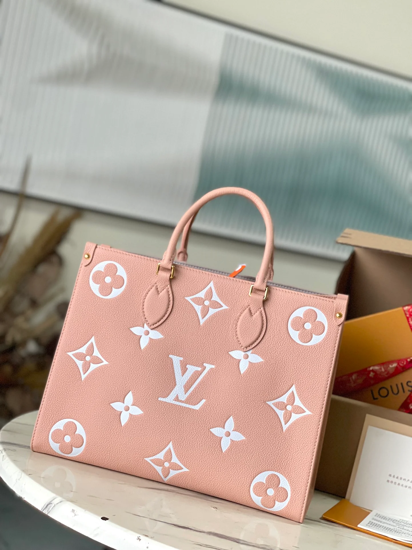 m46286-LV-onthego-mm-pink