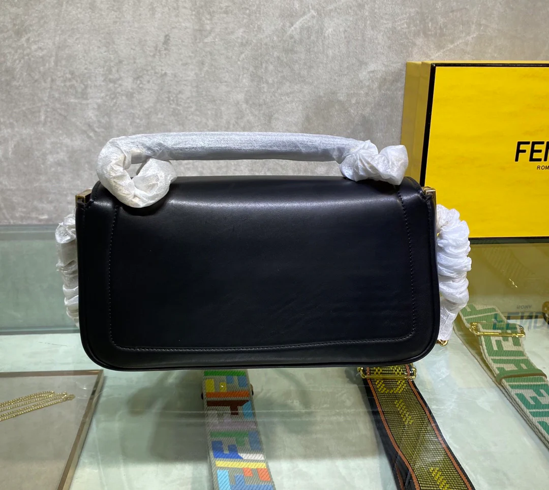 Сумка-багет Fendi Baguette средней длины из черной кожи.
