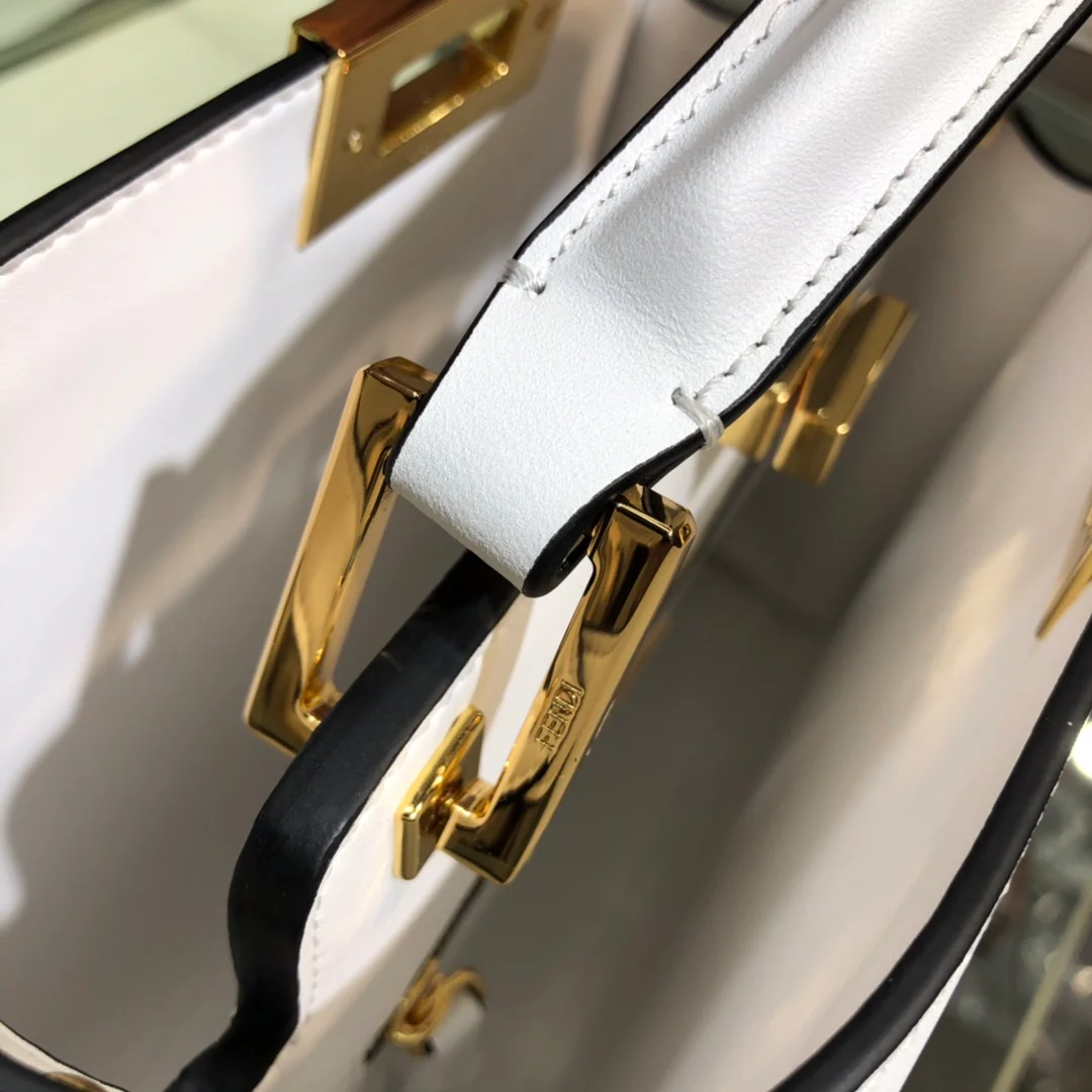 Маленькая кожаная сумка Fendi Peekaboo в синюю клетку