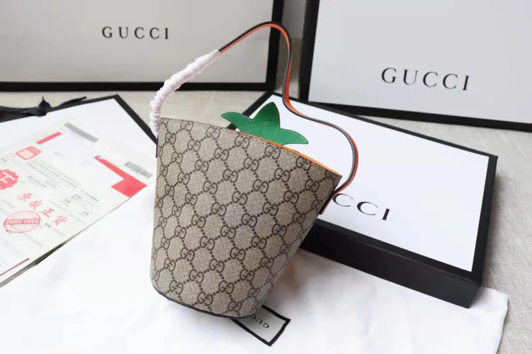 Сумка-ведро Gucci в форме ананаса