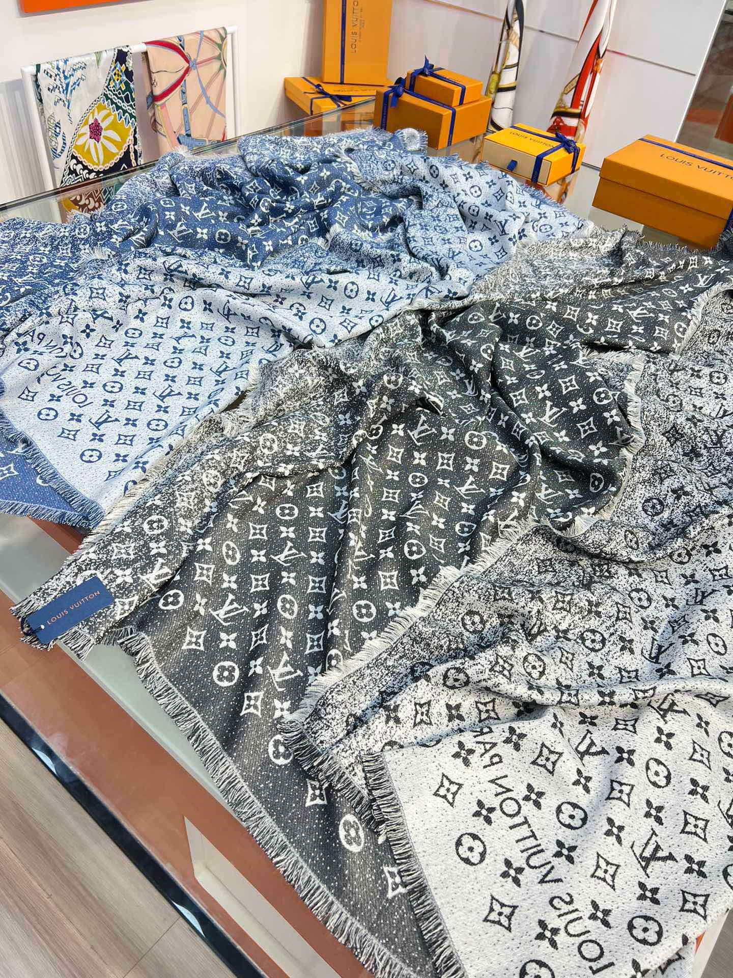 LV - Градиентная джинсовая шаль с монограммой - джинсовая ткань - градиент - 142 - 5 см - 1