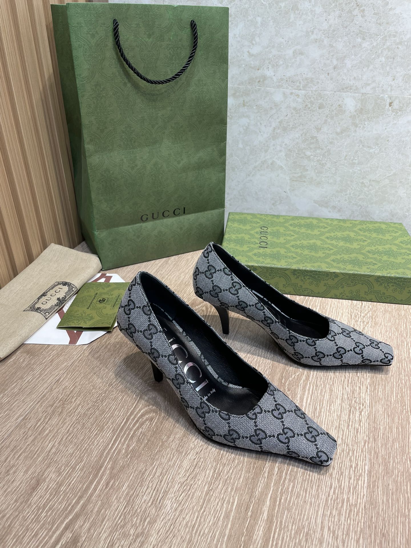 Туфли-лодочки Gucci 22ss с квадратным носком и монограммой серого цвета.