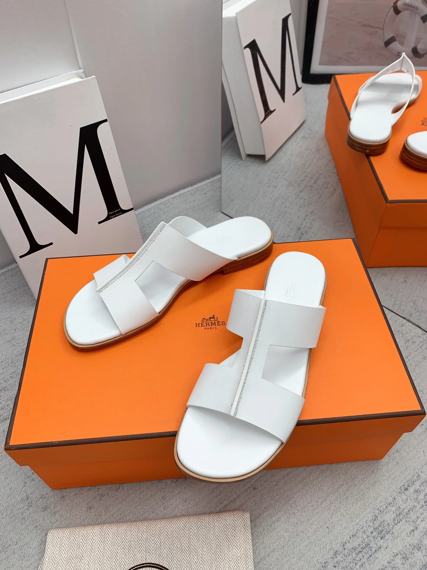 Новинка сезона осень/зима 2022 от Hermes - Сандалии на плоской подошве - 1