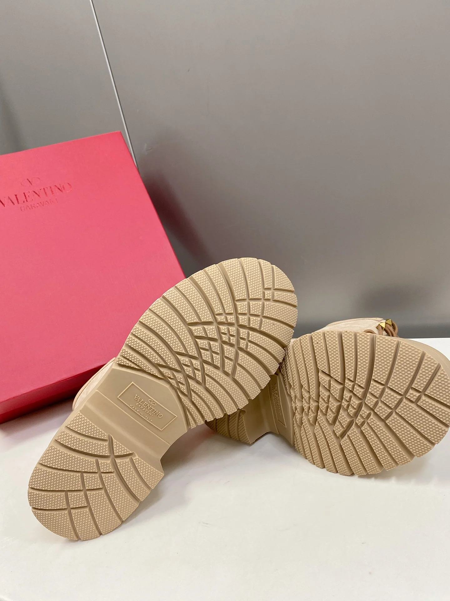 Новинка сезона осень/зима 2022 от Valentino — ботинки Martin в британском стиле.