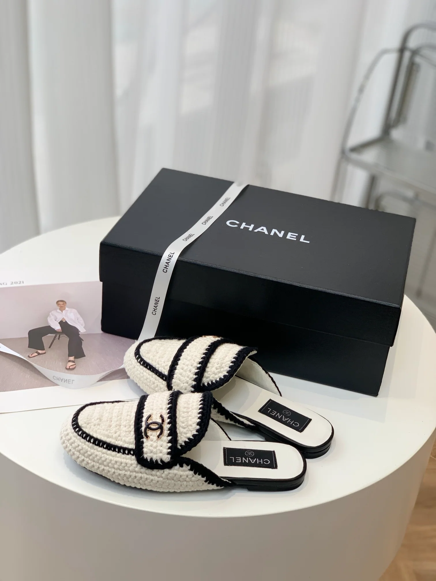 Новинка весны 2023 года от Chanel - плетеные тапочки ?Камелия?.