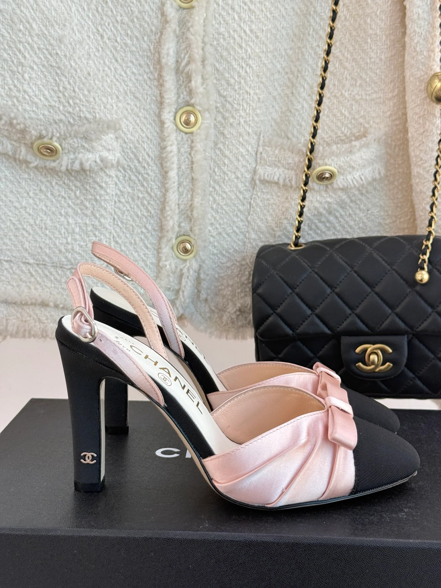 Босоножки на высоком каблуке Chanel 2024 с атласным бантом - розовые