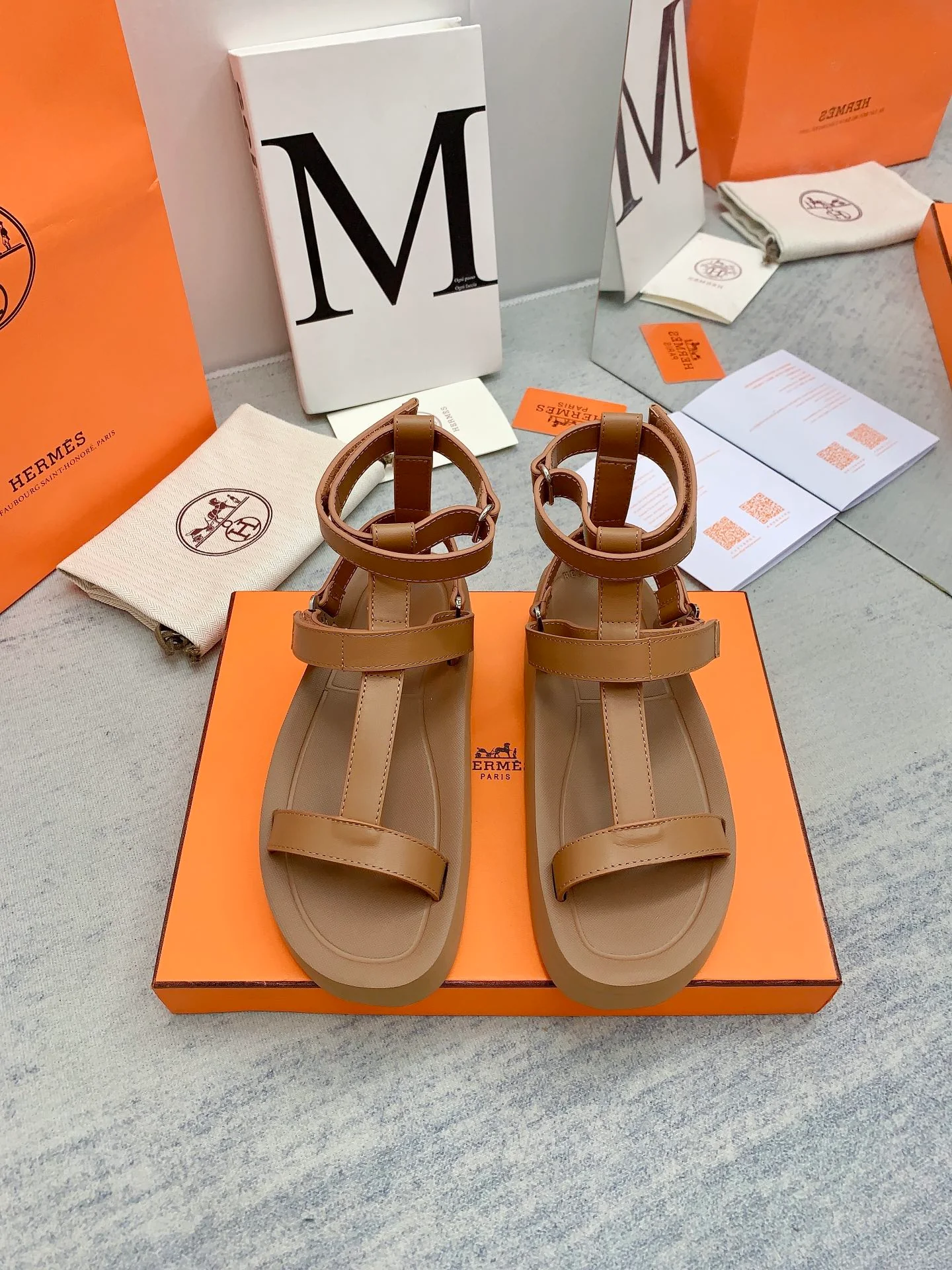 Новинка сезона весна/лето 2023 от Hermes — подиумный стиль — кожаные сандалии на платформе.