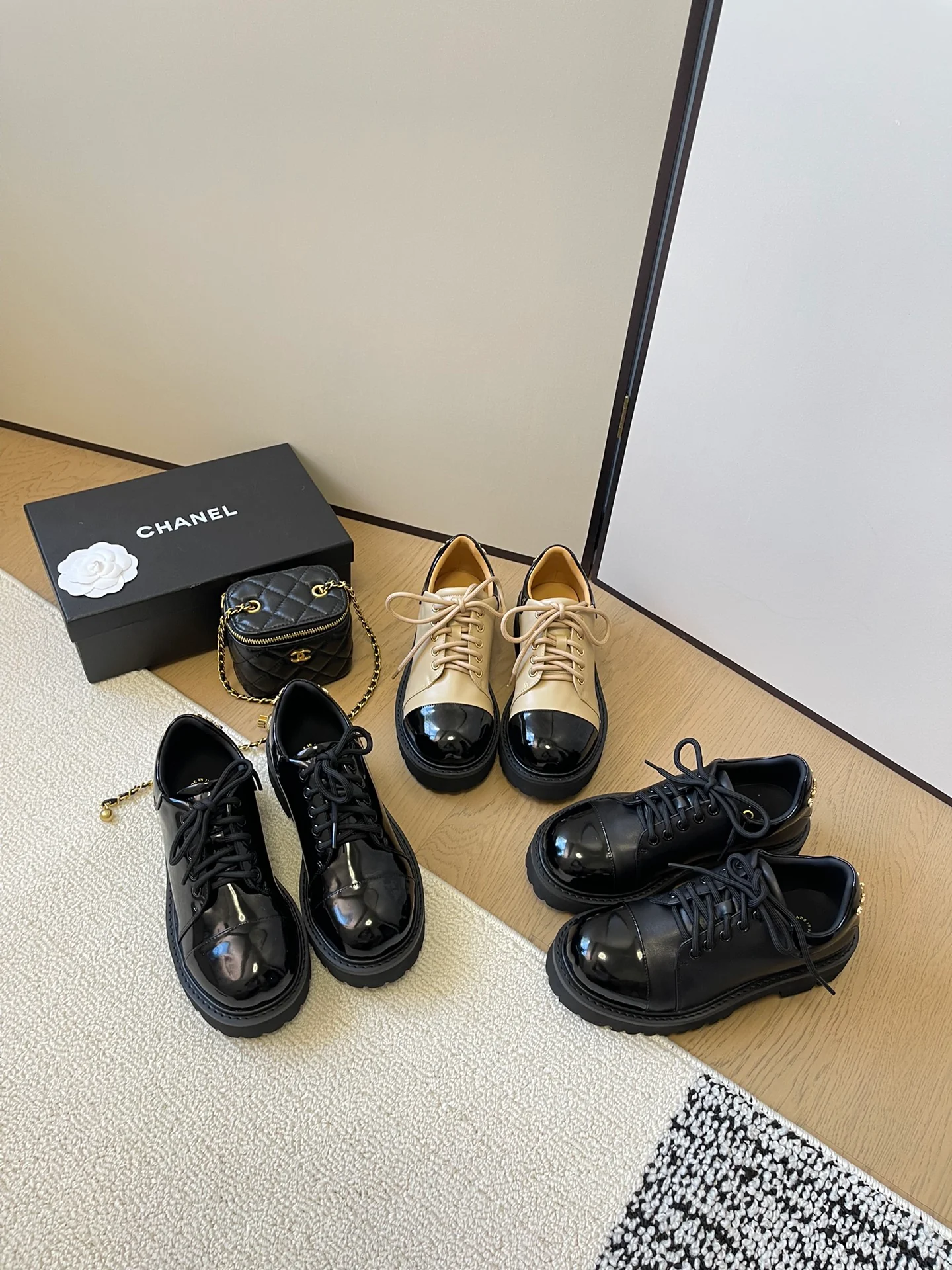 Туфли Chanel 2024 на массивном каблуке с ремешками - изображение из коллекции