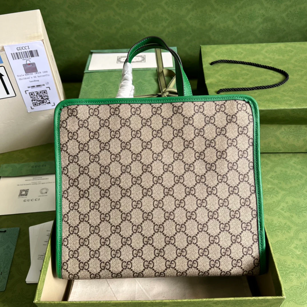Сумка-тоут Gucci Ophidia Medium (28x26 см, 5x9 см) с зеленым узором в виде парусника.