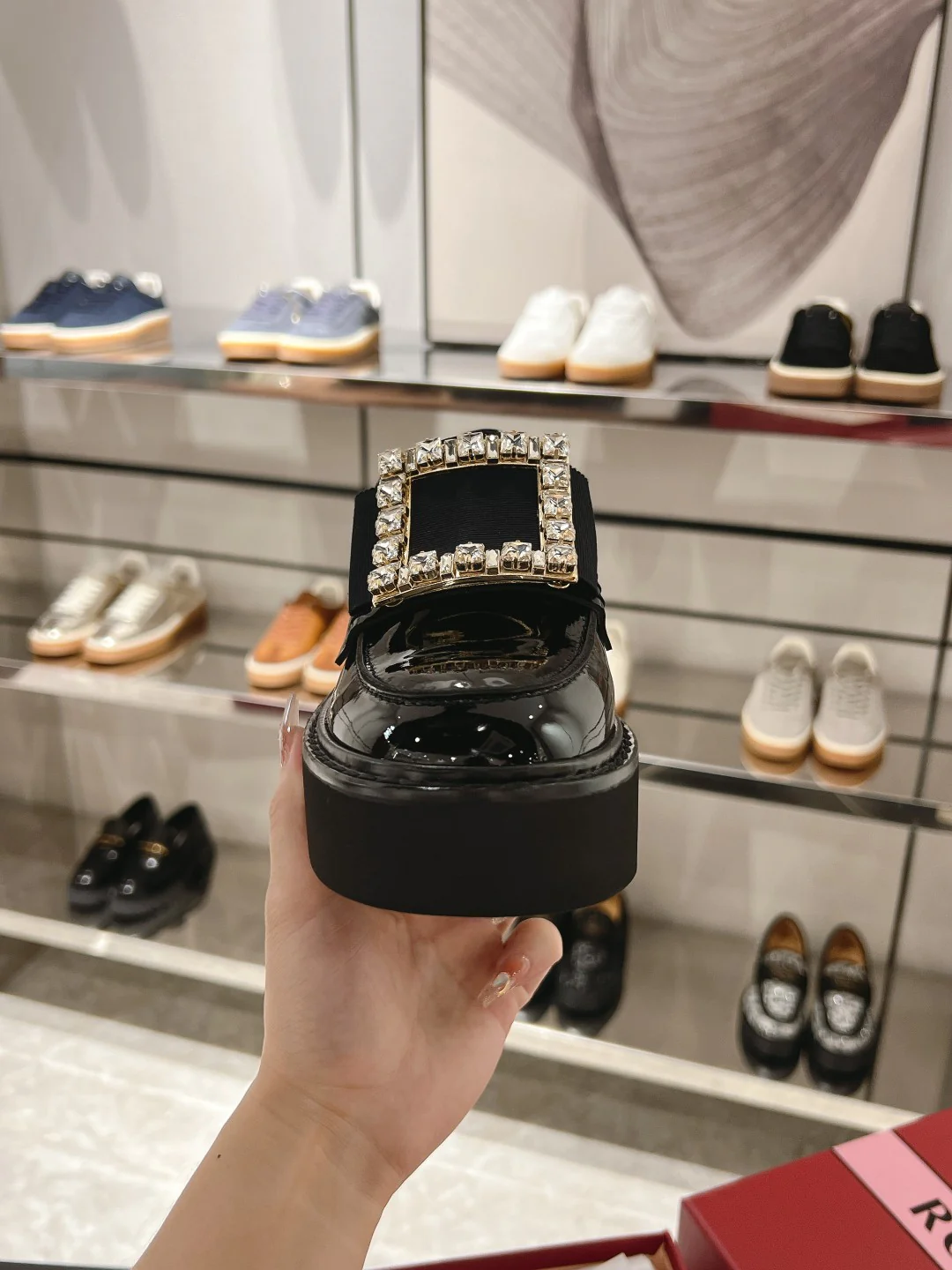 Лоферы RV-2024 с пряжкой и стразами - черные