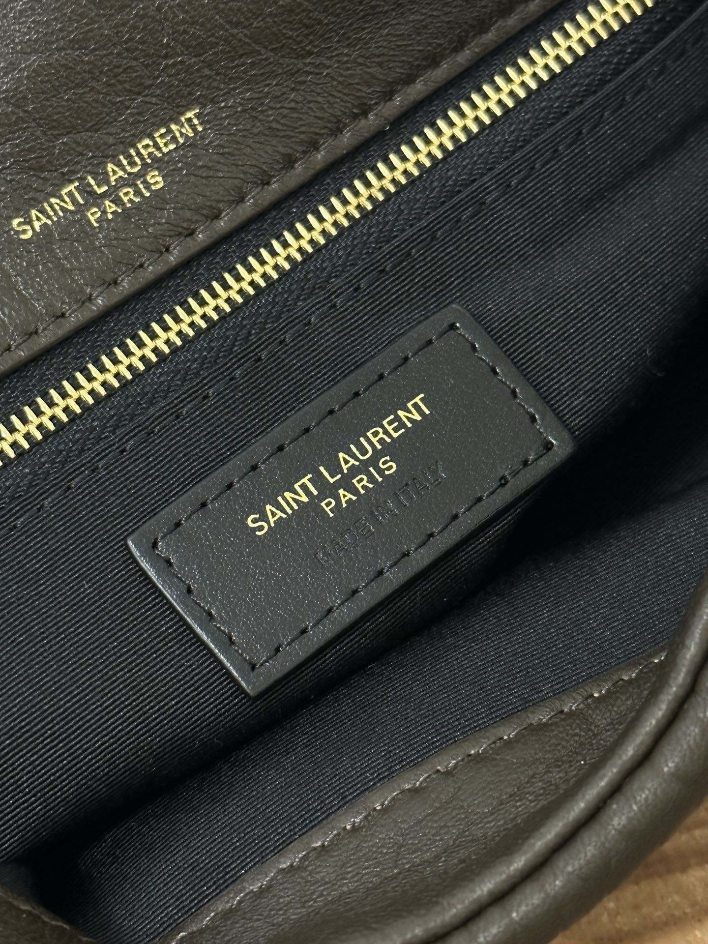 Маленькая сумочка YSL Calypso из овечьей кожи - темно-зеленая.