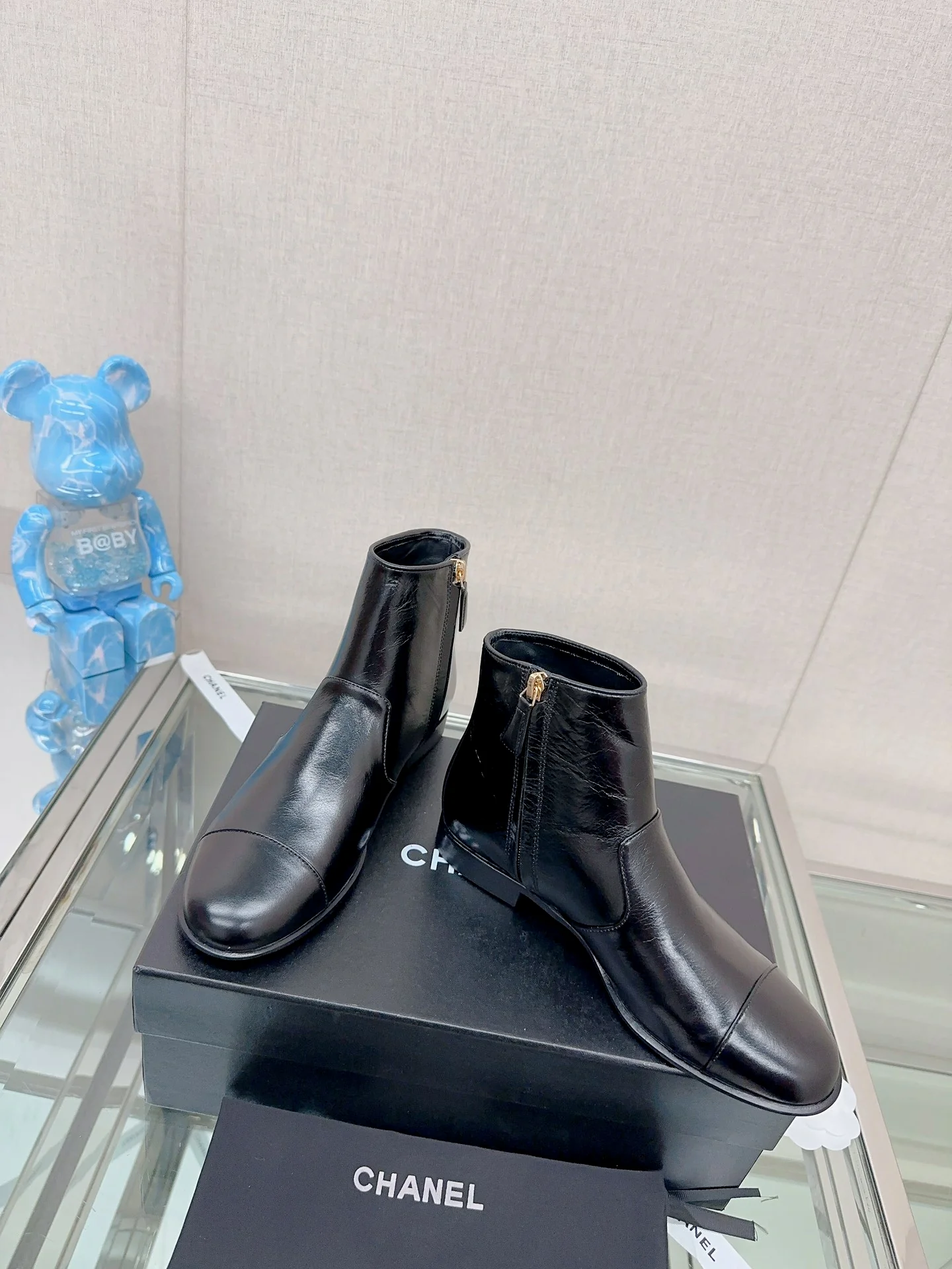 Новинка сезона осень/зима 2023 от Chanel - Лакированные ботильоны на плоской подошве - Черные