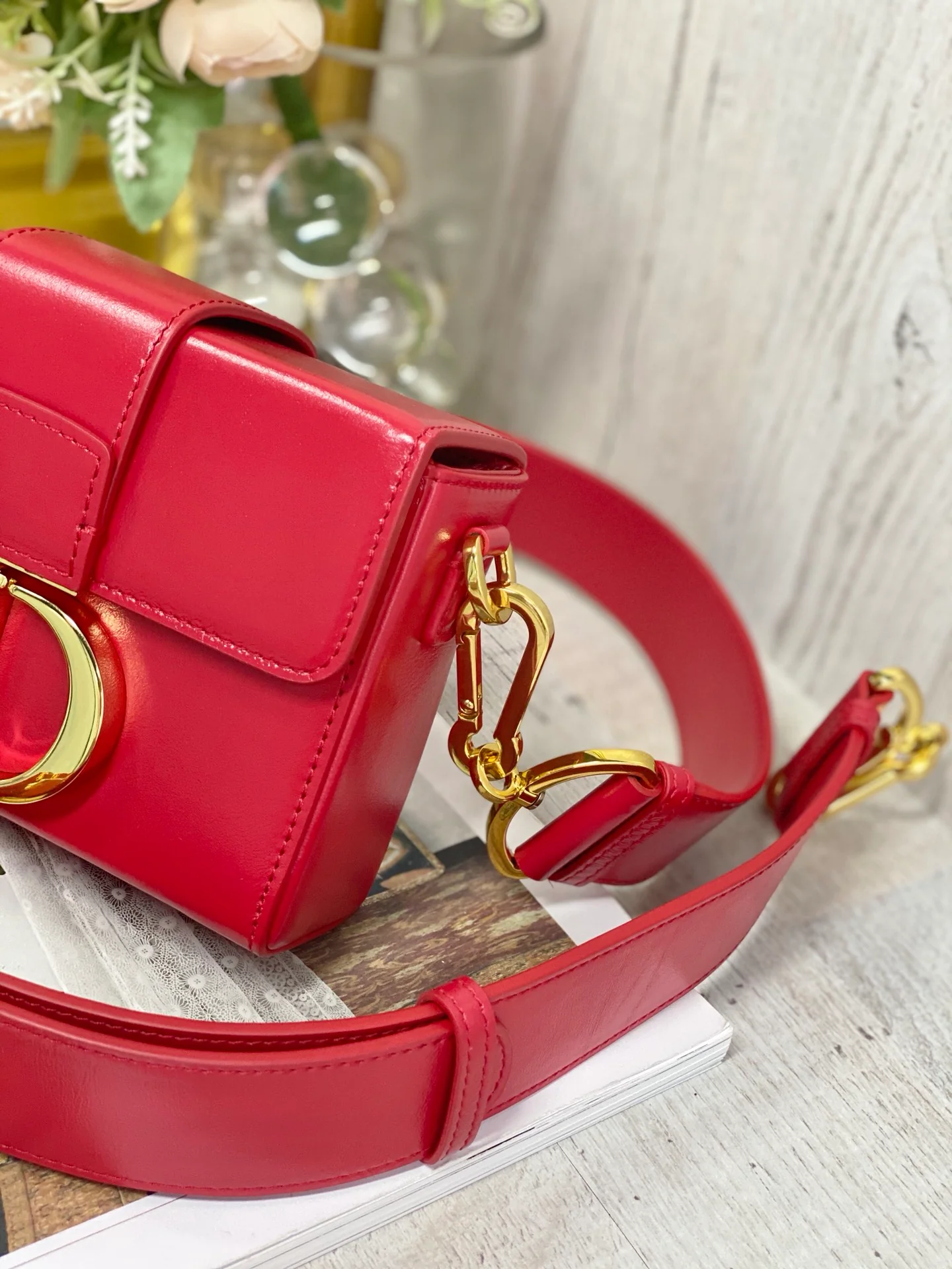 Миниатюрная кожаная шкатулка Dior Montaigne с золотой пряжкой, 17,5 см, красная.