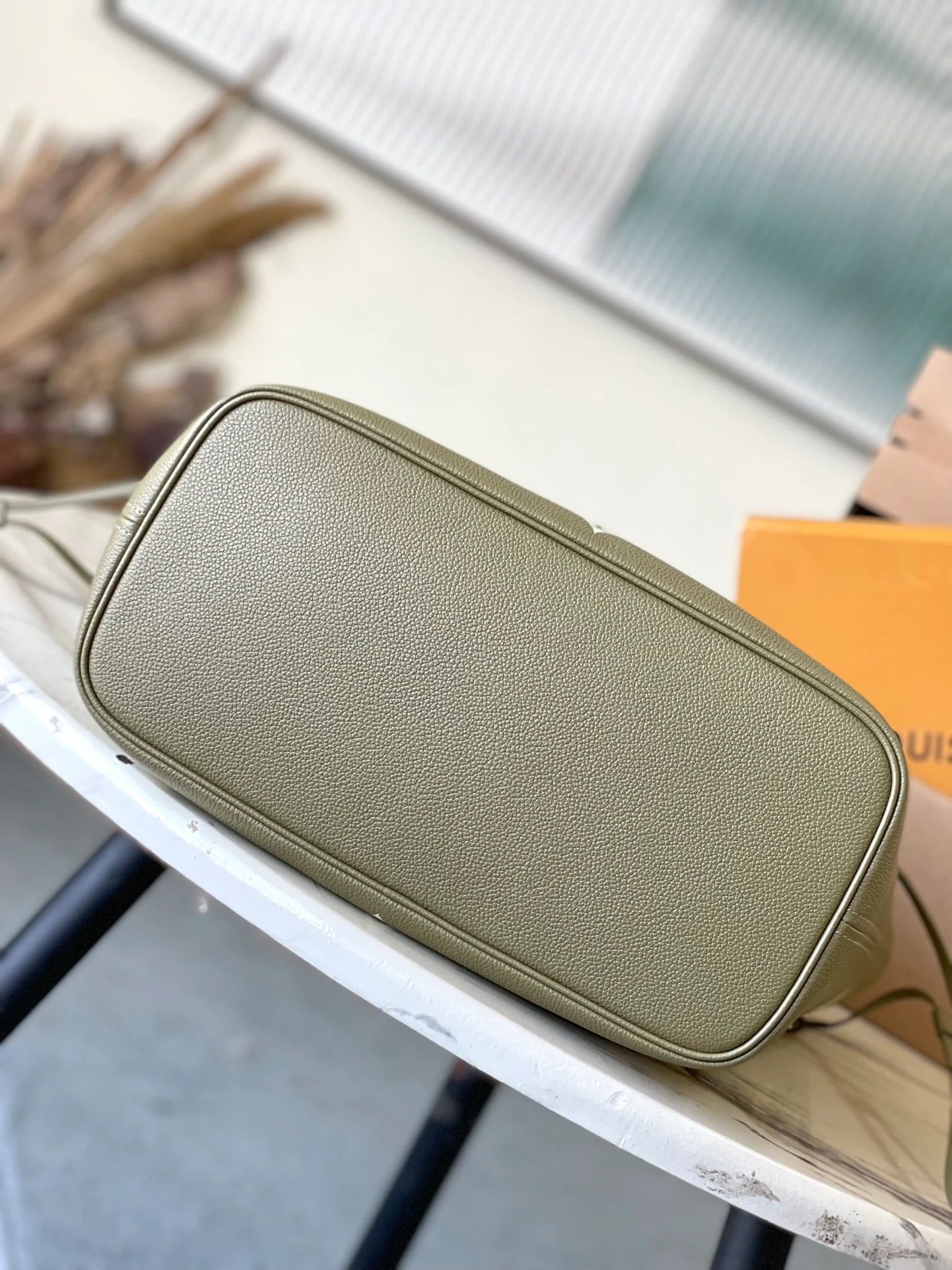 m46649-LV-neverfull-handbag-avocado green