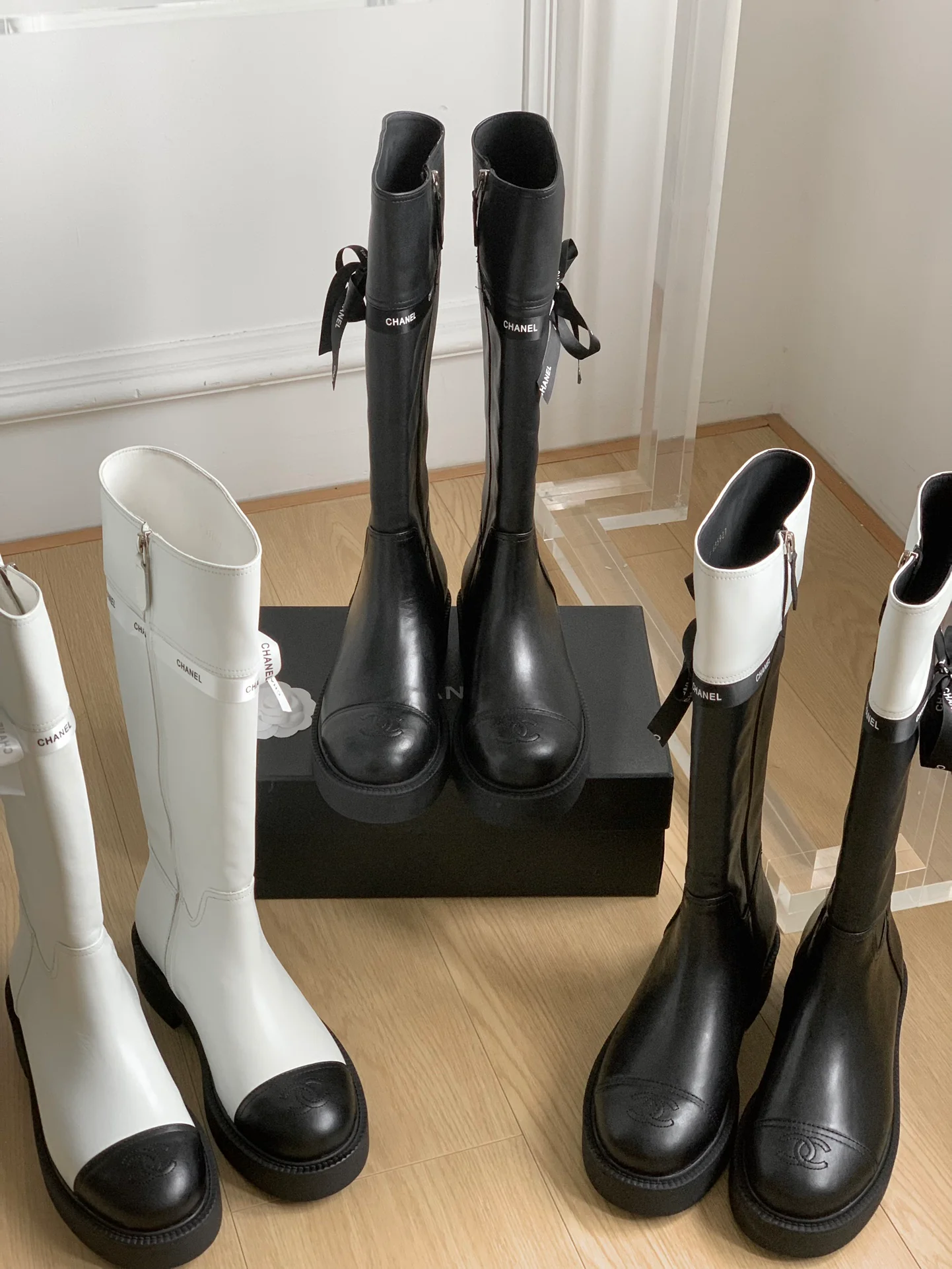 Новинка сезона осень/зима 2023 от Chanel - Коллекция сапог с лентами - Высокие сапоги - Черные