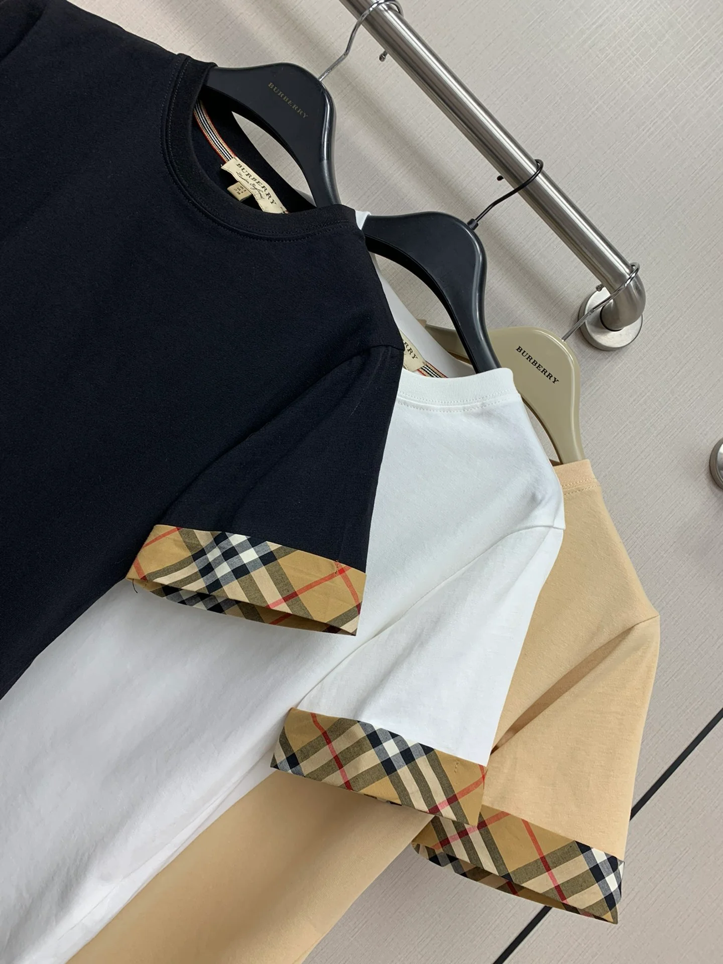 Футболка Burberry 2403-24 ?Ранняя весна? в классическую клетку с вышитой лошадью — коричневая.