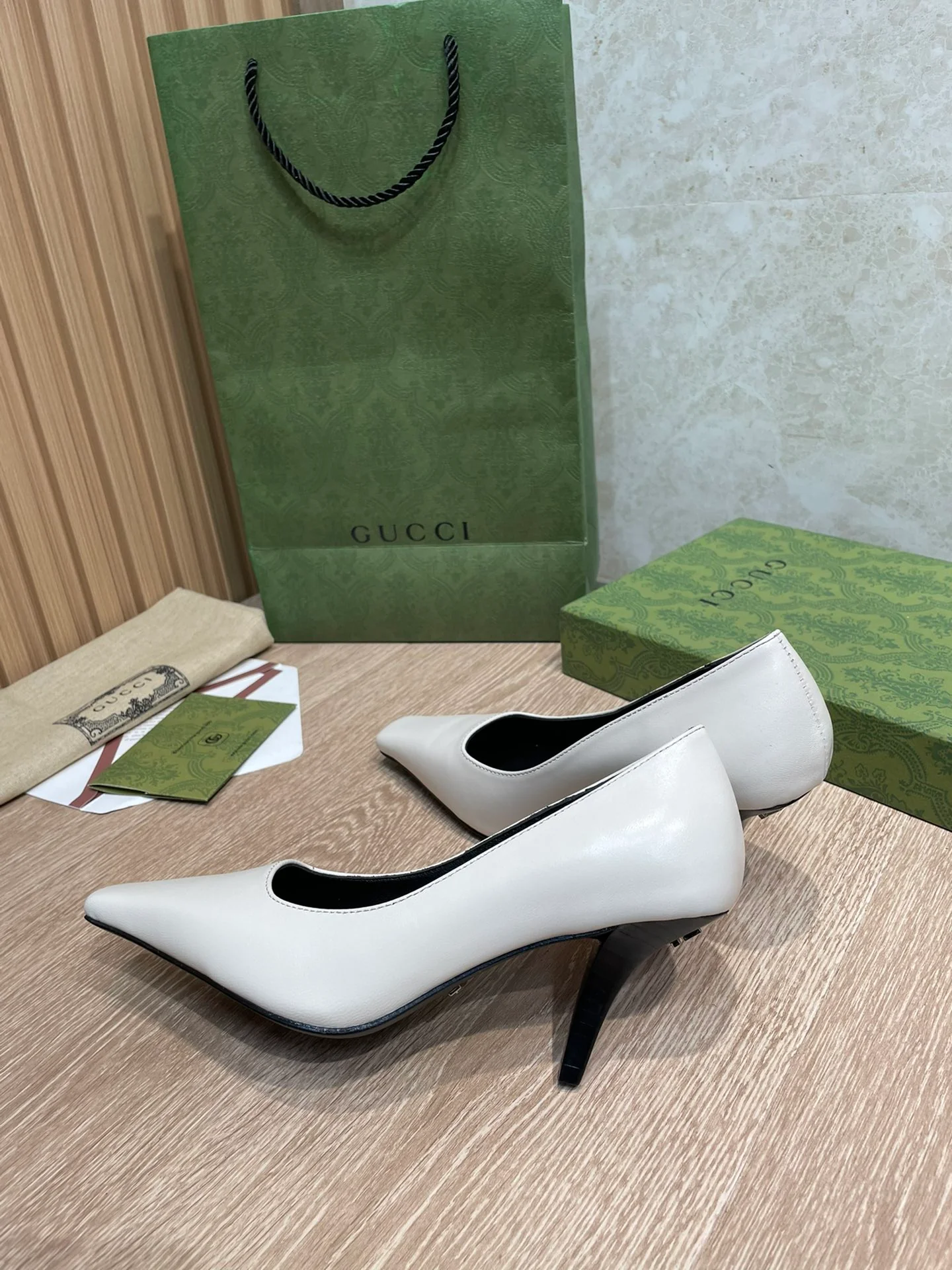 Туфли-лодочки Gucci 22ss с квадратным носком на шпильке - белые