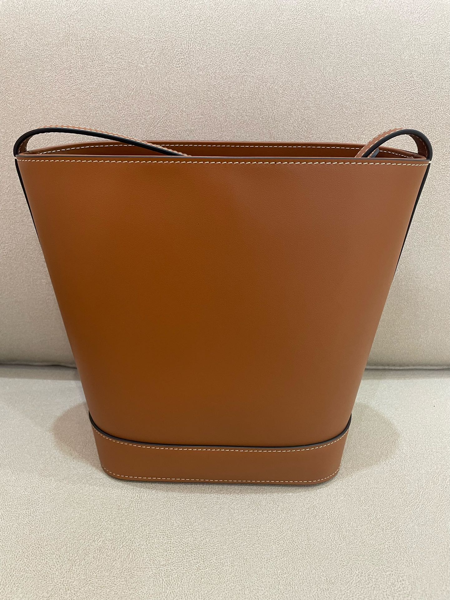 Маленькая коричневая кожаная сумка-ведро Celine Cuir Triomphe
