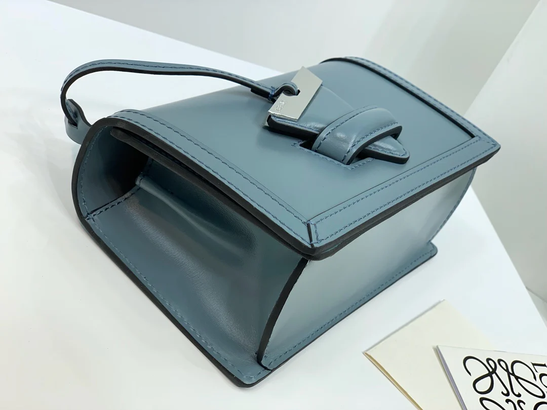 Треугольная сумка Loewe - Телячья кожа - Маленькая - 3