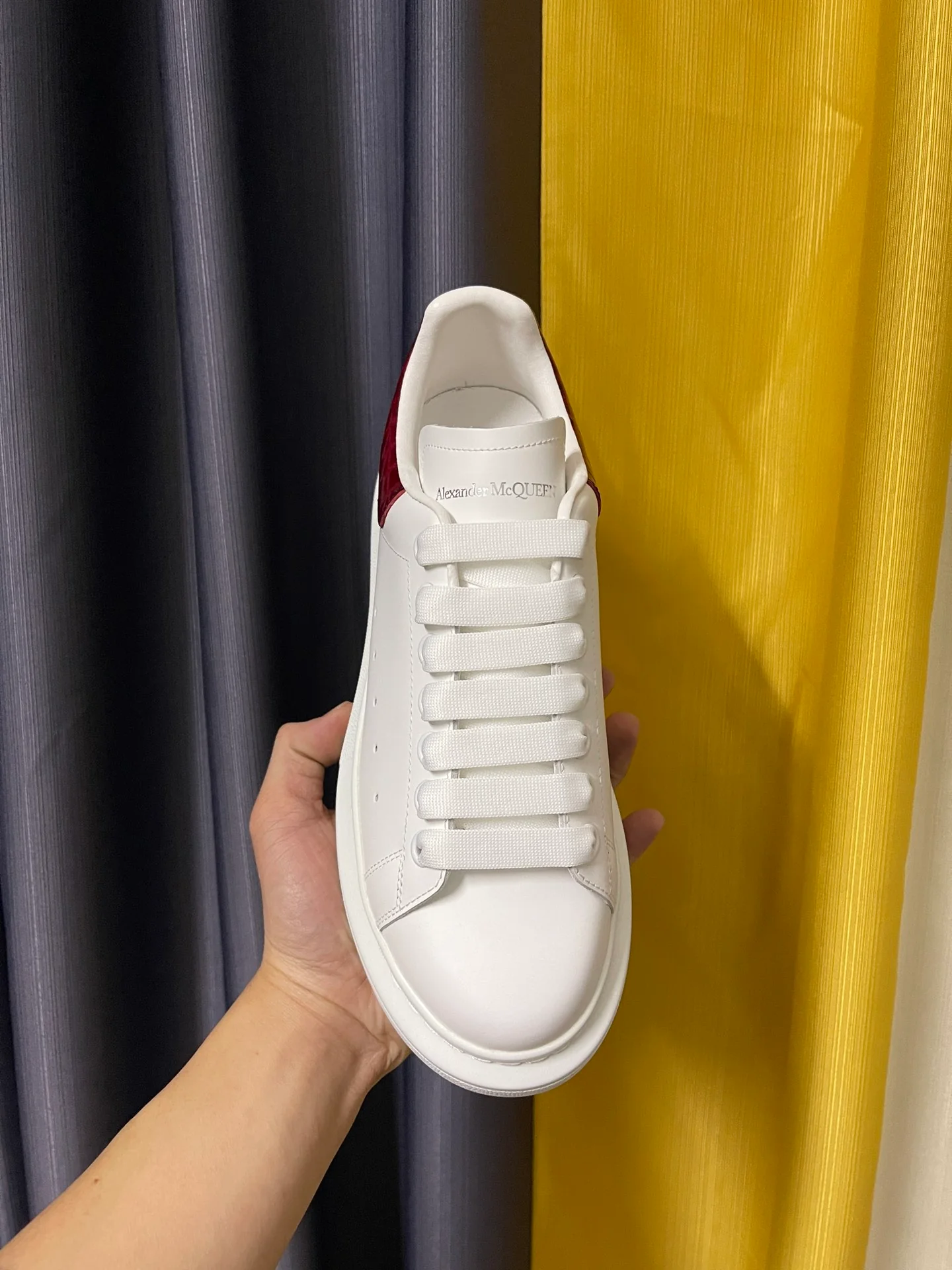 Классические белые кроссовки McQueen - унисекс - каблук с красным каменным узором