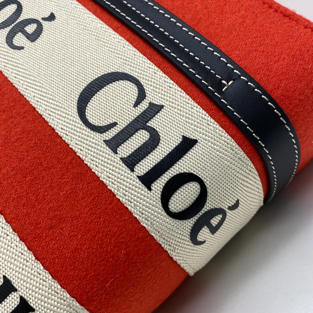 Сумка-тоут Chloe Woody, маленькая, бархатно-красная.