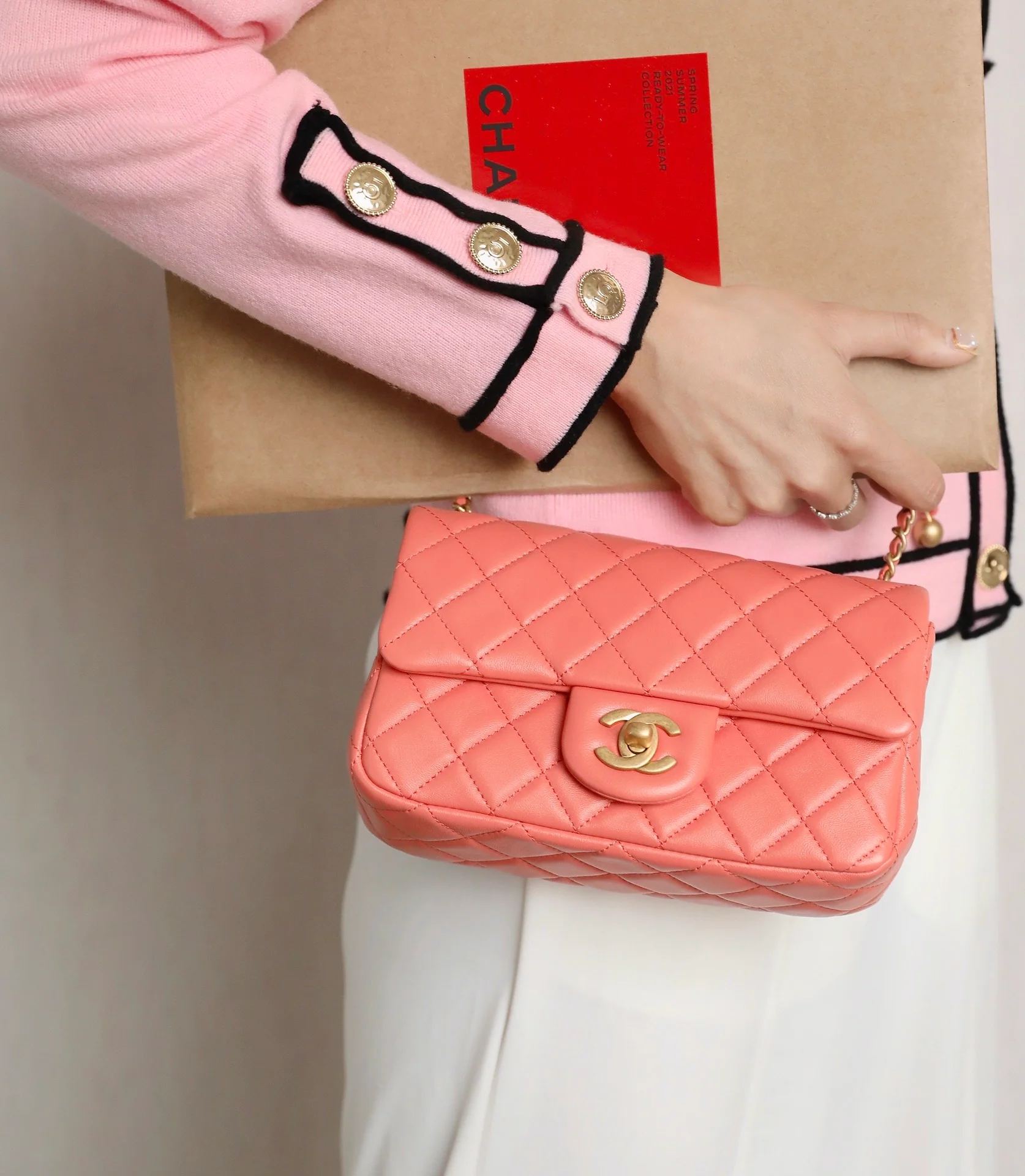 Chanel - Золотистая сумка-клапан с шариком из углеродного волокна - Кораллово-розовая