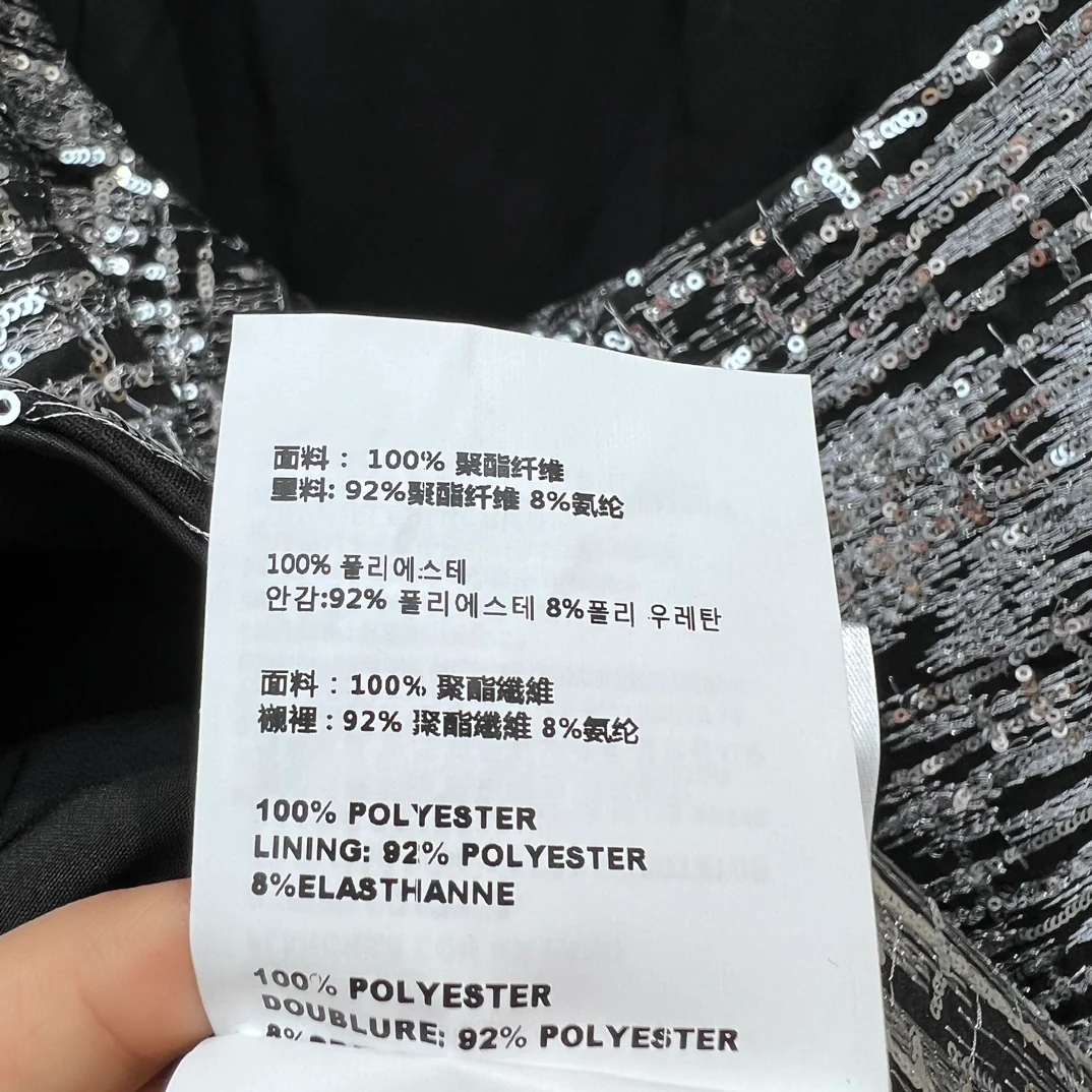 Miu Miu - 2404 - 24 Весна/Лето Новинка: Платье с воротником-стойкой и бретелькой через шею, украшенное стразами